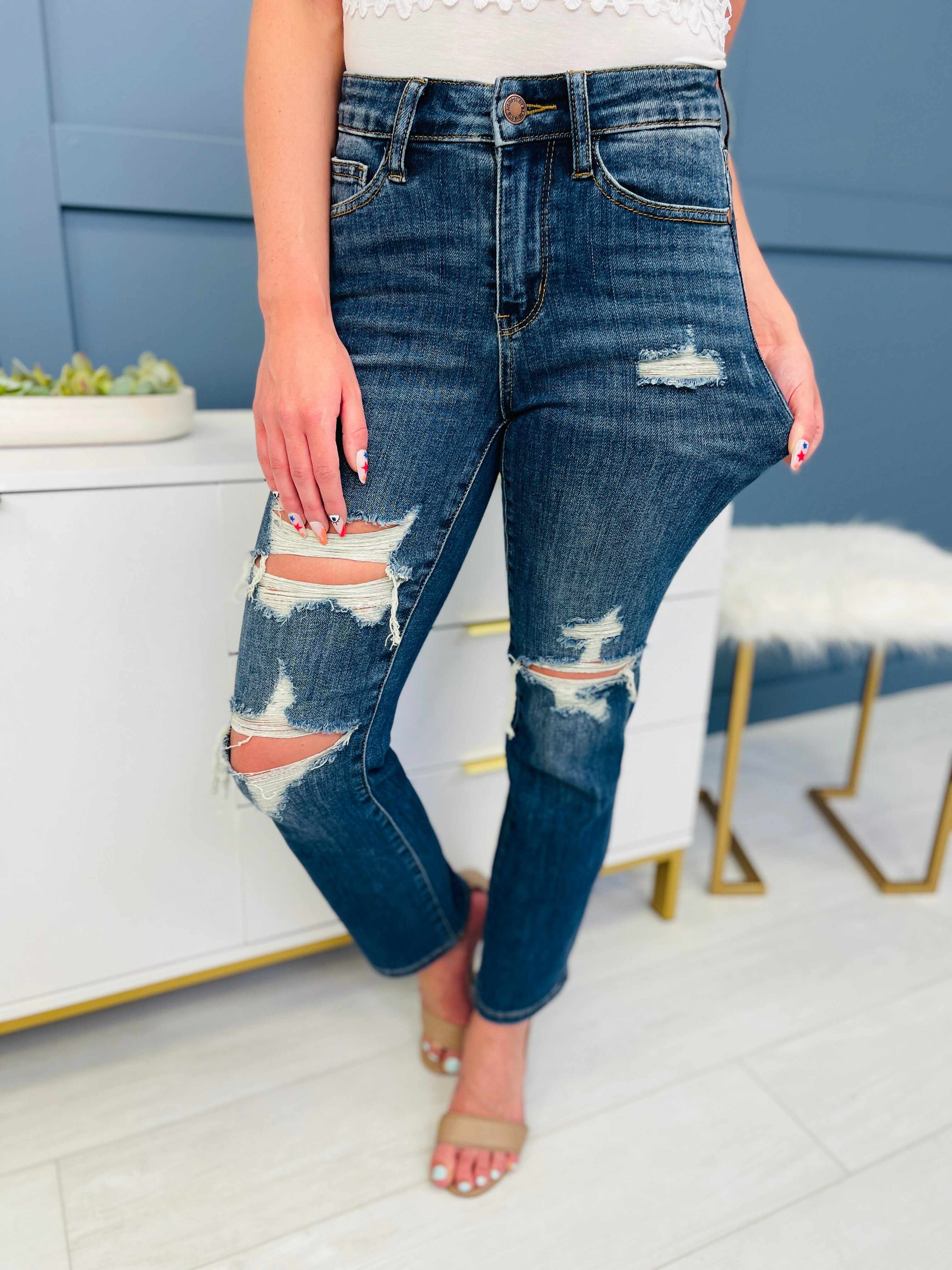 REG/CURVY Crop and Stare Straight Jeans