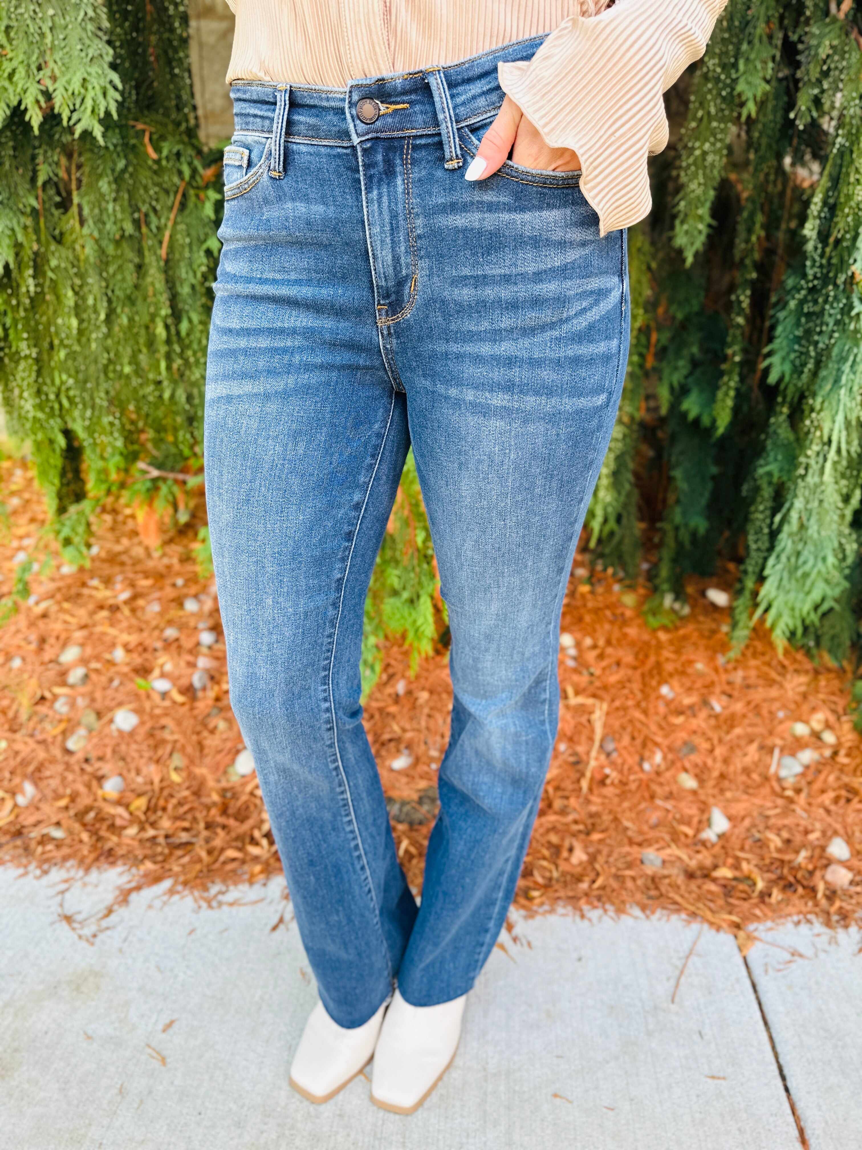 REG/CURVY Baby Got Bootcut Nondistressed Jeans