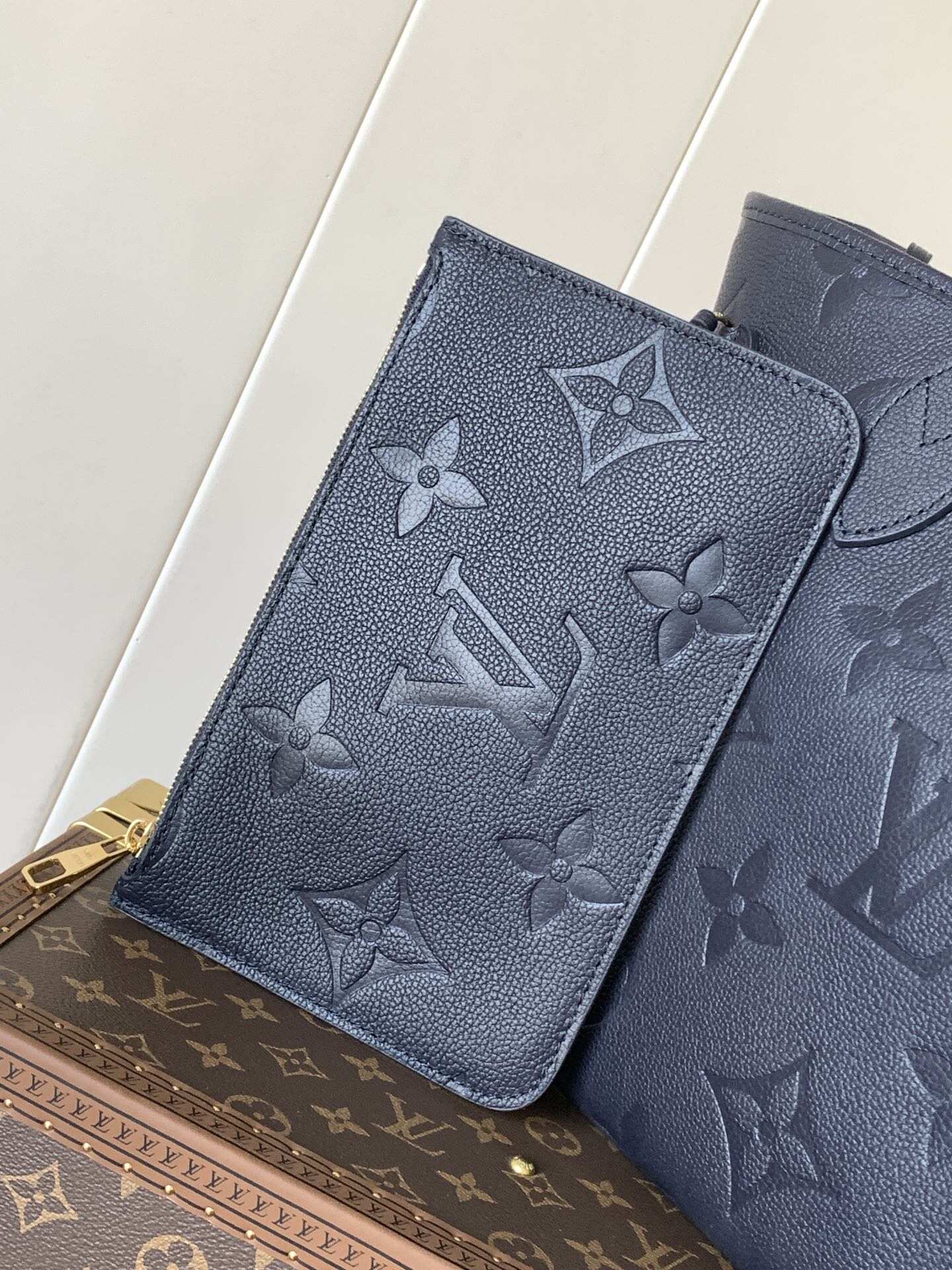 The Neverfull MM shopping bag M45685 Black with chips