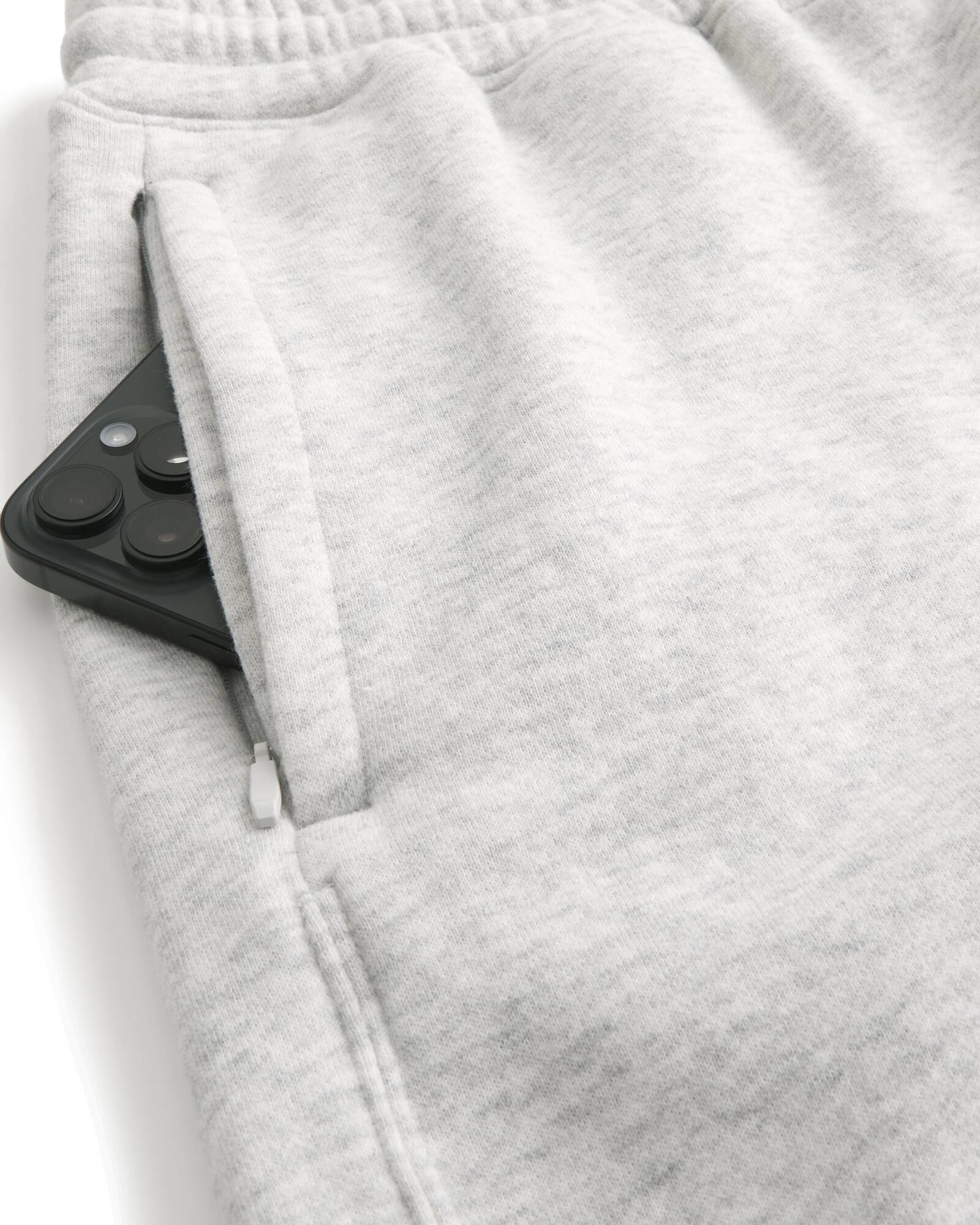 Mid-Thigh Camo Loose Fleece Shorts