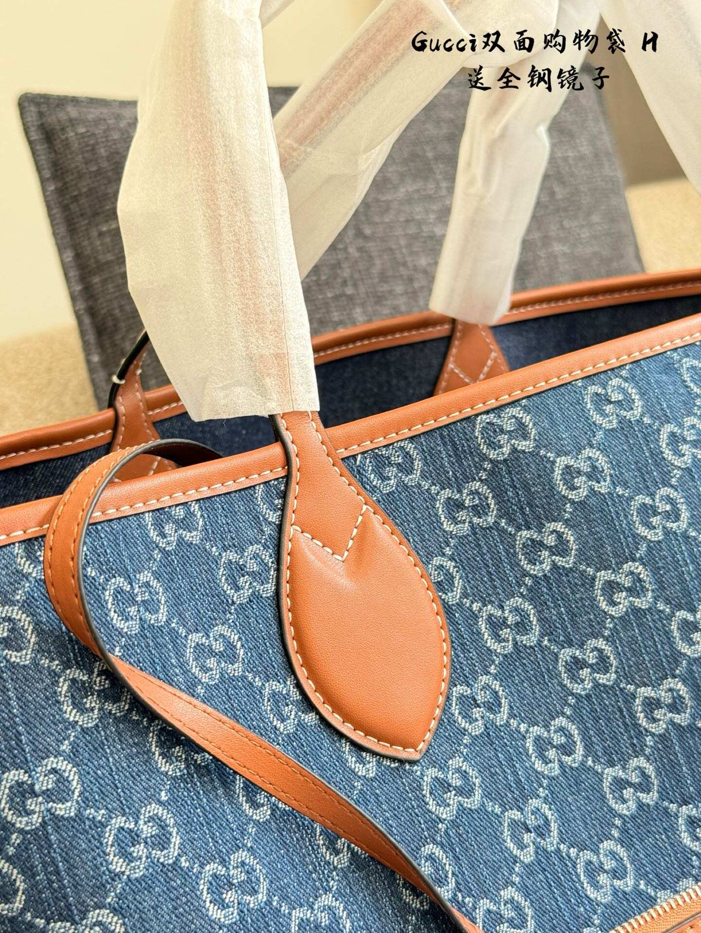 Gucci's new - style denim tote bag