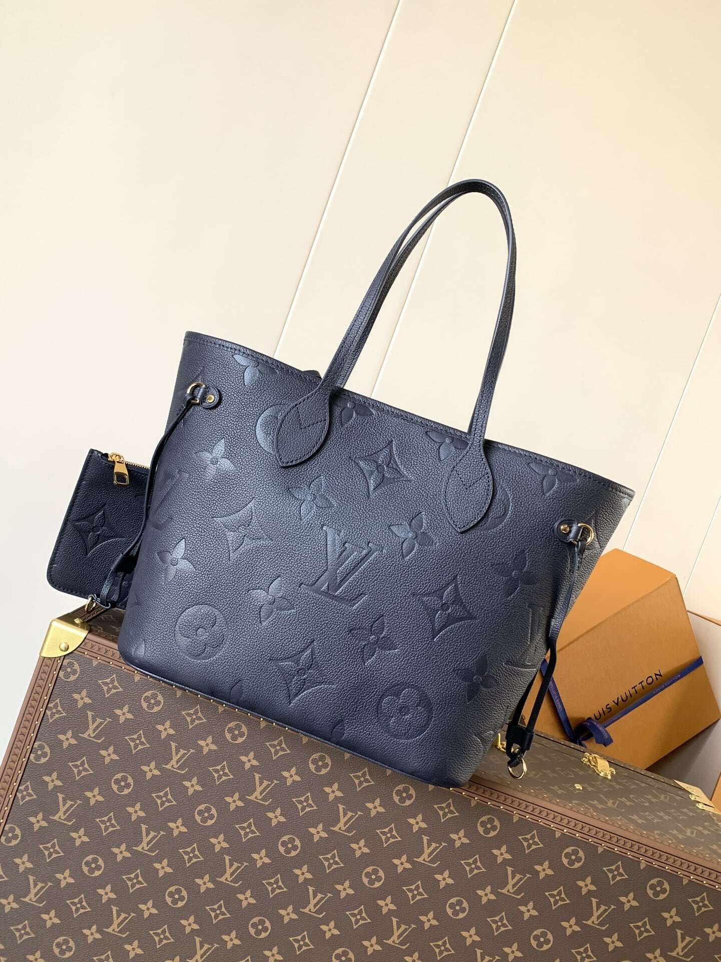 The Neverfull MM shopping bag M45685 Black with chips