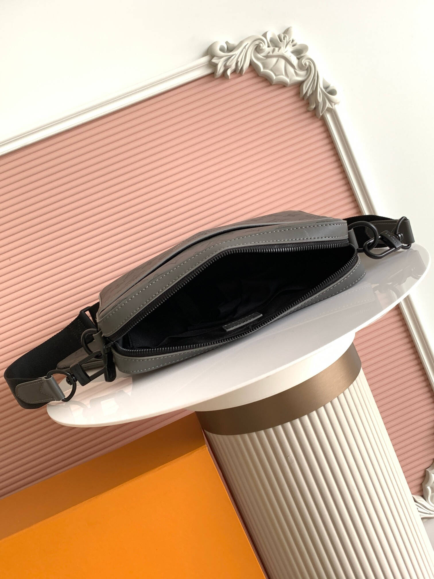 MB 2026 GREY MESSENGER BAG