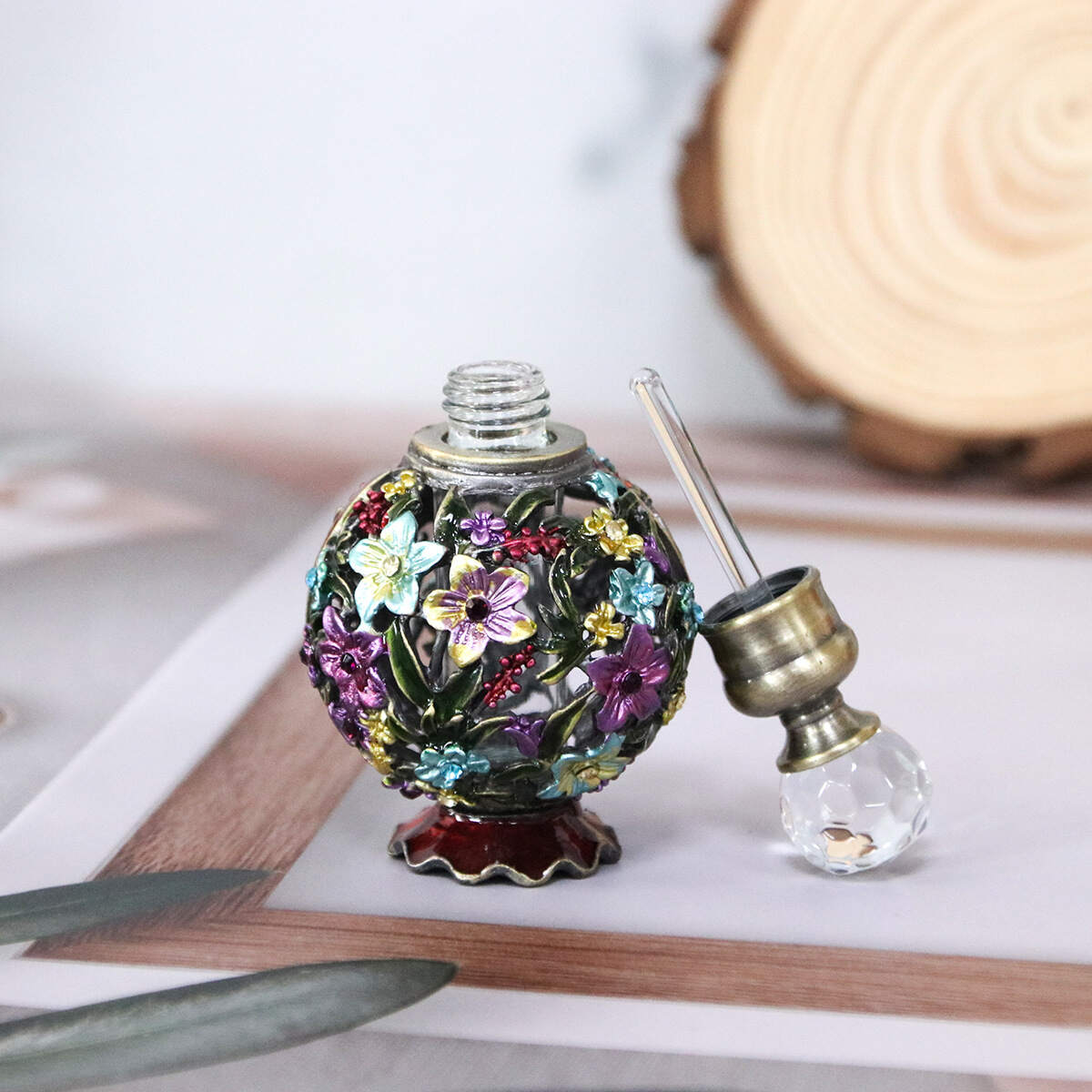 European-style flower perfume bottle with retro court-style diamond-set painted glass