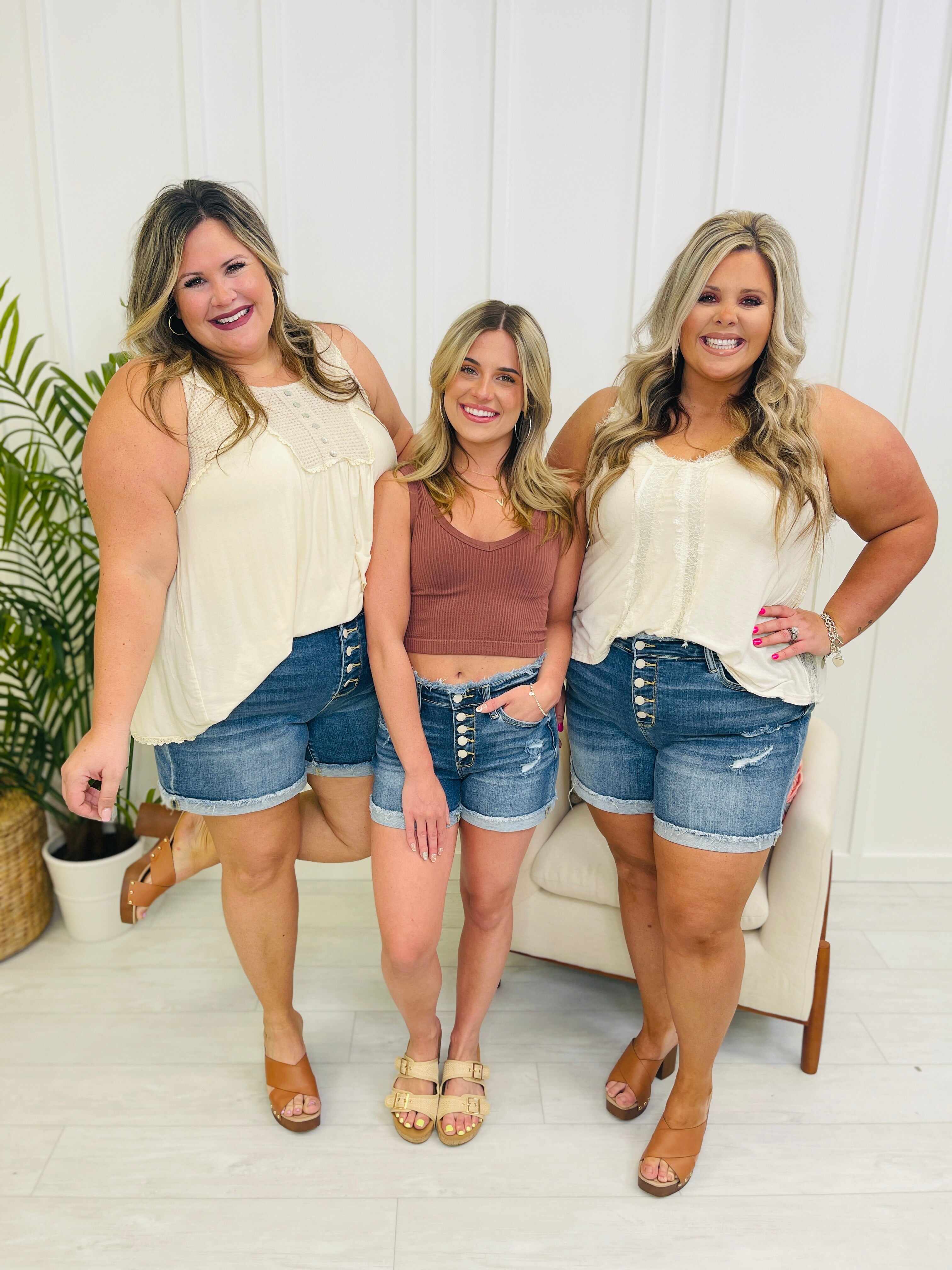 REG/CURVY Fray It Right Shorts