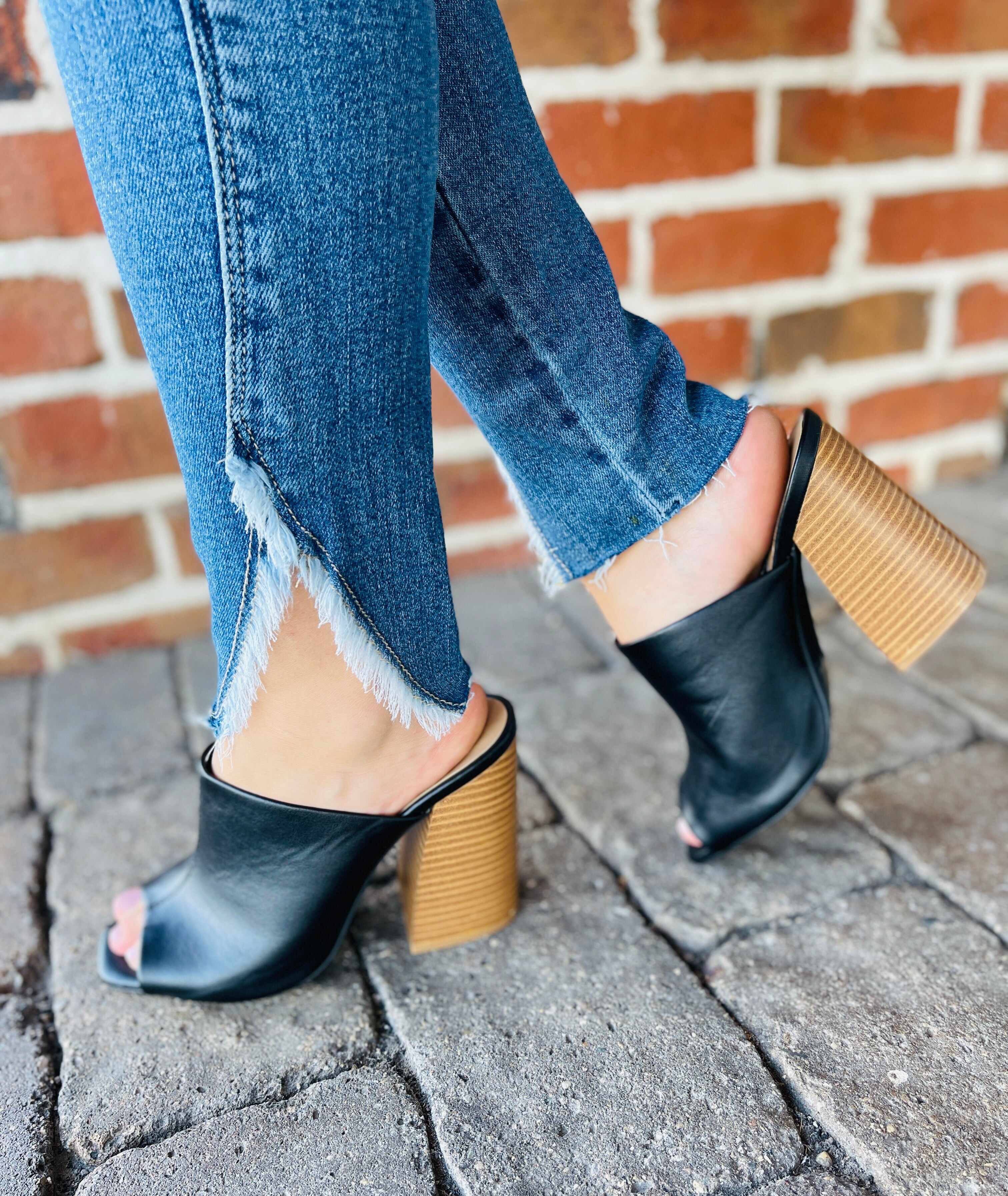 Plus/Reg Slay The Fray Hem Skinny Jeans