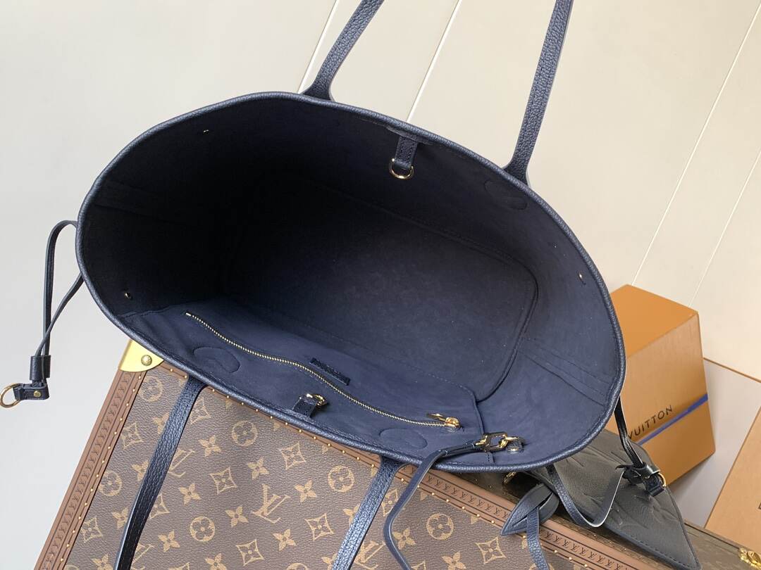The Neverfull MM shopping bag M45685 Black with chips
