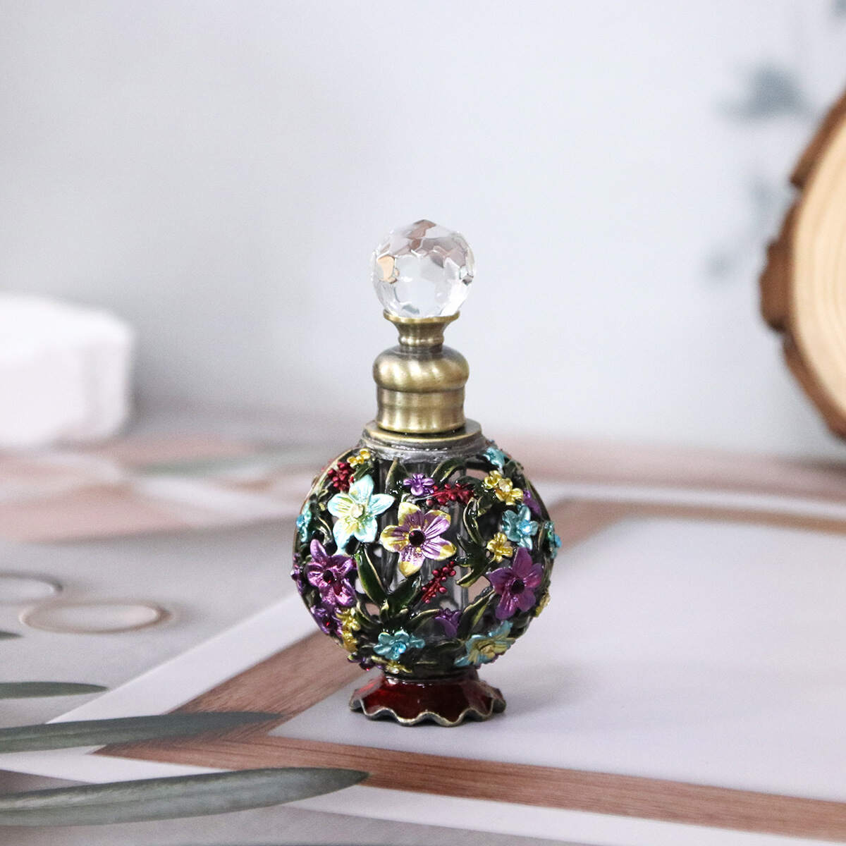 European-style flower perfume bottle with retro court-style diamond-set painted glass