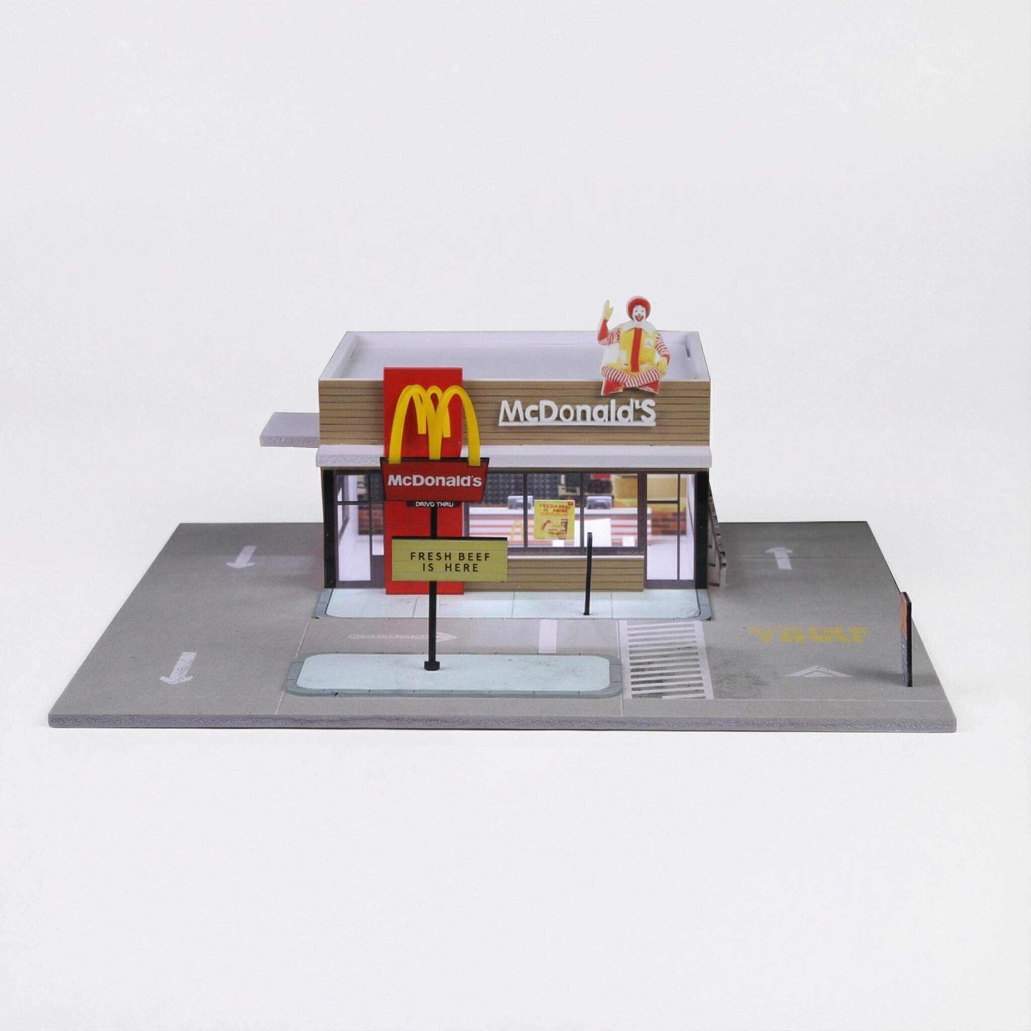 1:64 Scale Urban Fast Food Restaurant Diorama Display Case – Street Scene for Diecast Cars