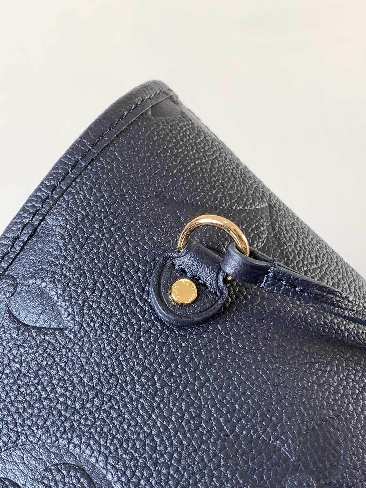 The Neverfull MM shopping bag M45685 Black with chips