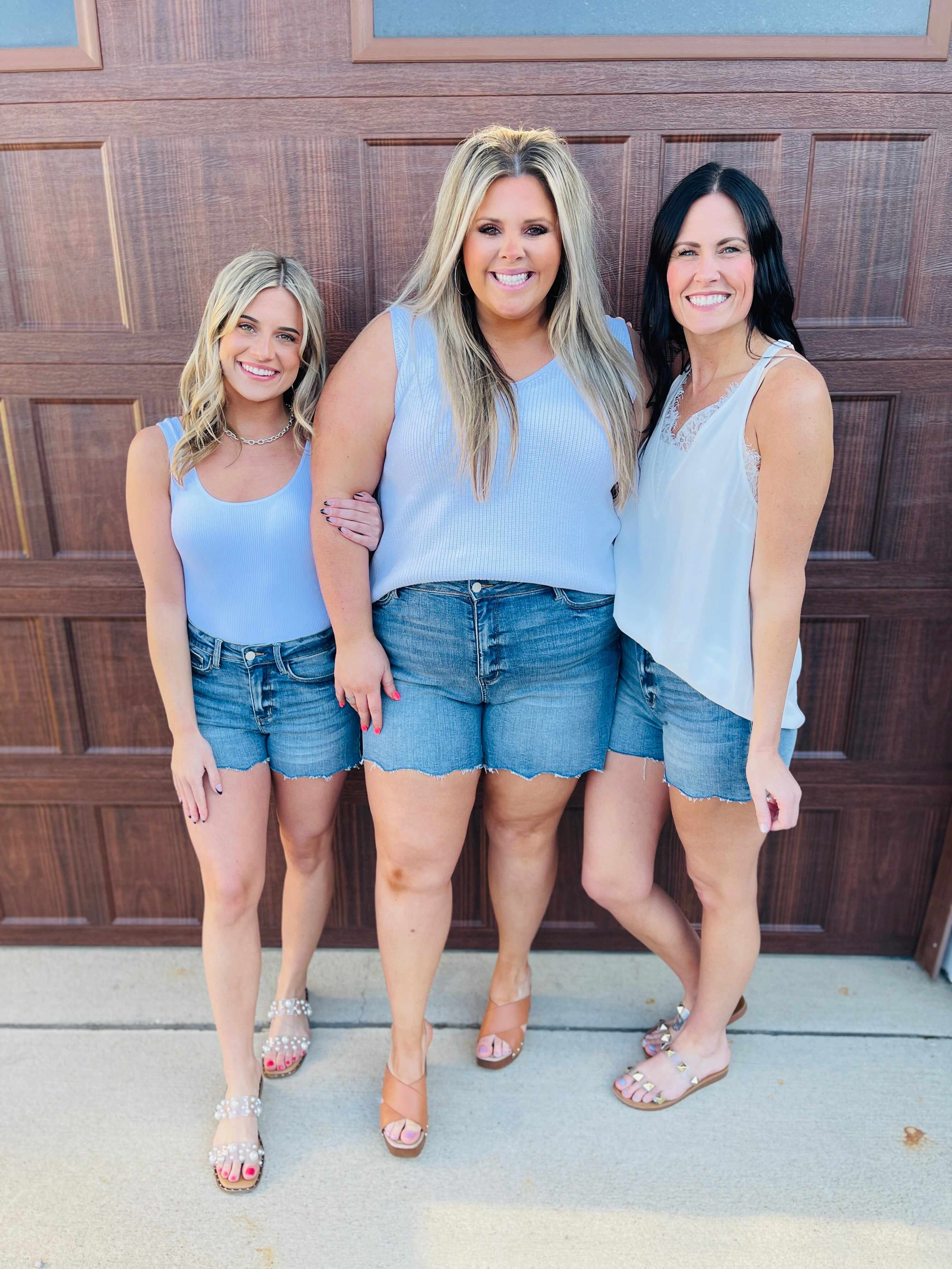 REG/CURVY Fun in the Sun Scallop Fray Hem Shorts