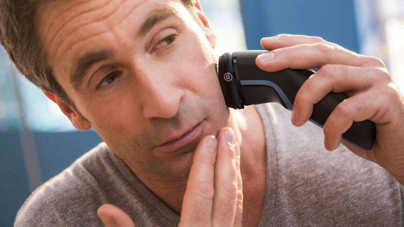 Philips Norelco Shaver 3800, Rechargeable Wet & Dry Shaver with Pop-up Trimmer, Charging Stand and Storage Pouch, Space Gray, S3311/85