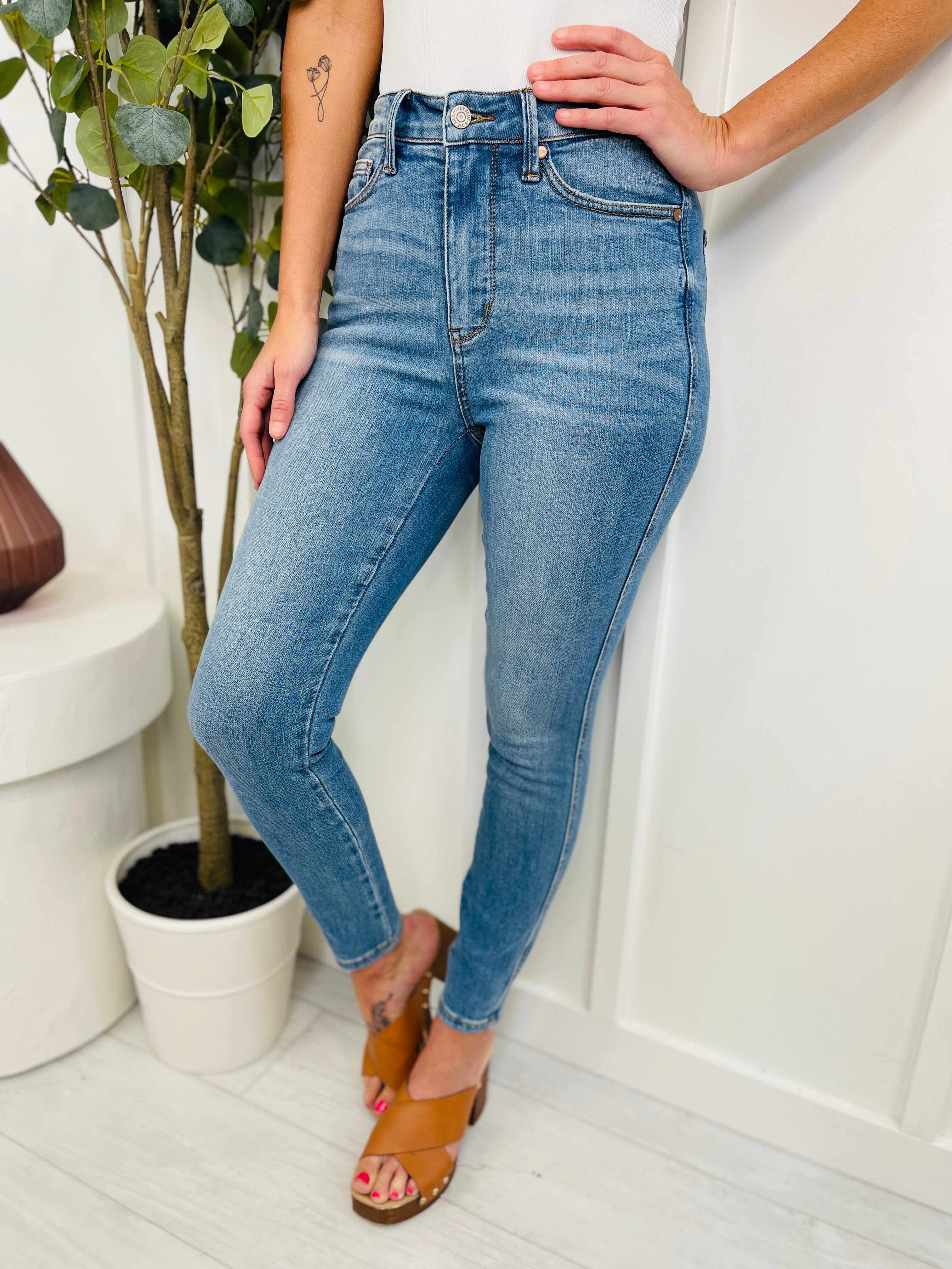 Tummy Control and Butt Lifting REG/CURVY Triple Threat Skinny Jeans