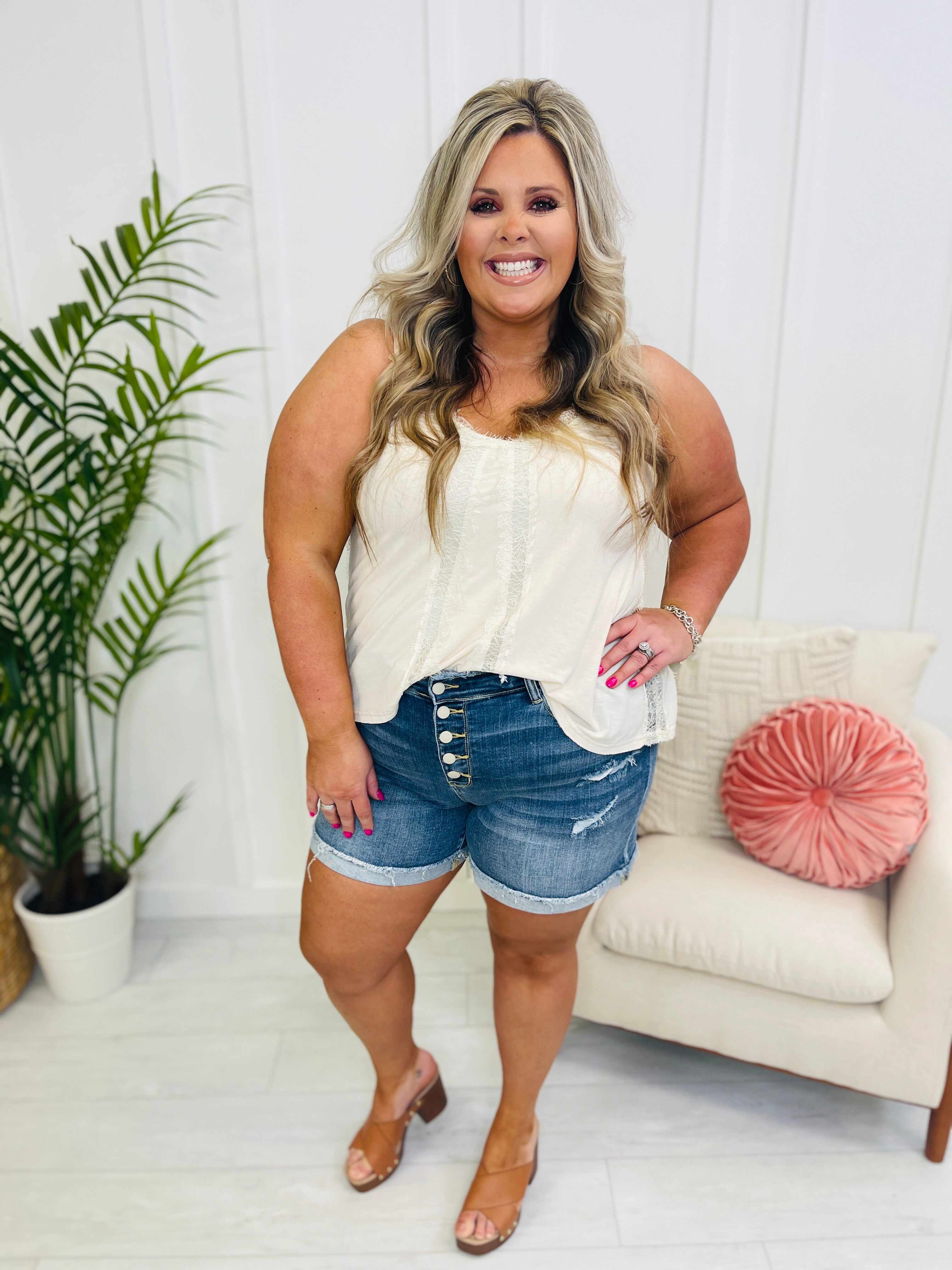 REG/CURVY Fray It Right Shorts