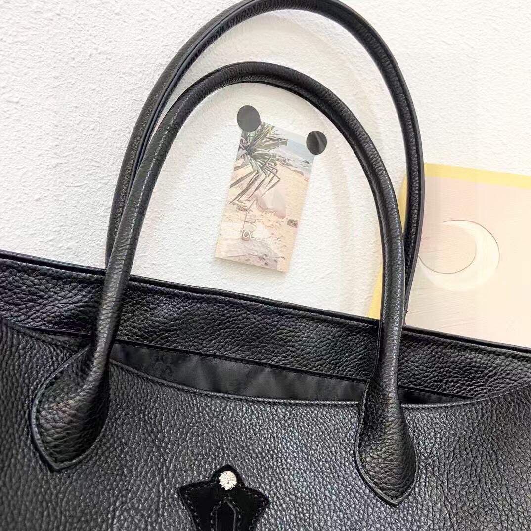 Oversized Tote Bag with Cross Motif Hardware – Large Capacity Leather-Look Shoulder Bag with Jacquard Lining
