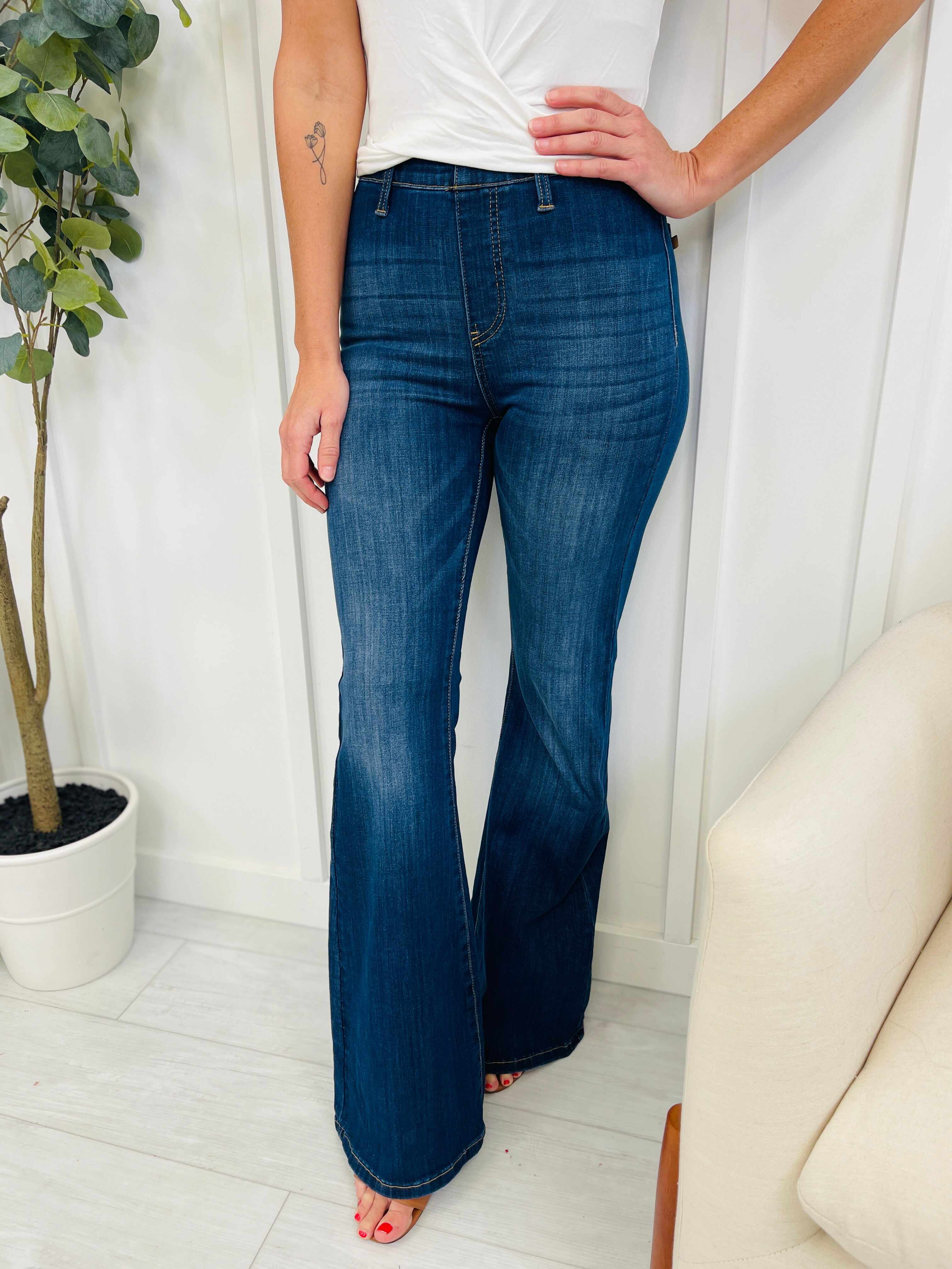 REG/CURVY Dream On Pull On Flare Jeans