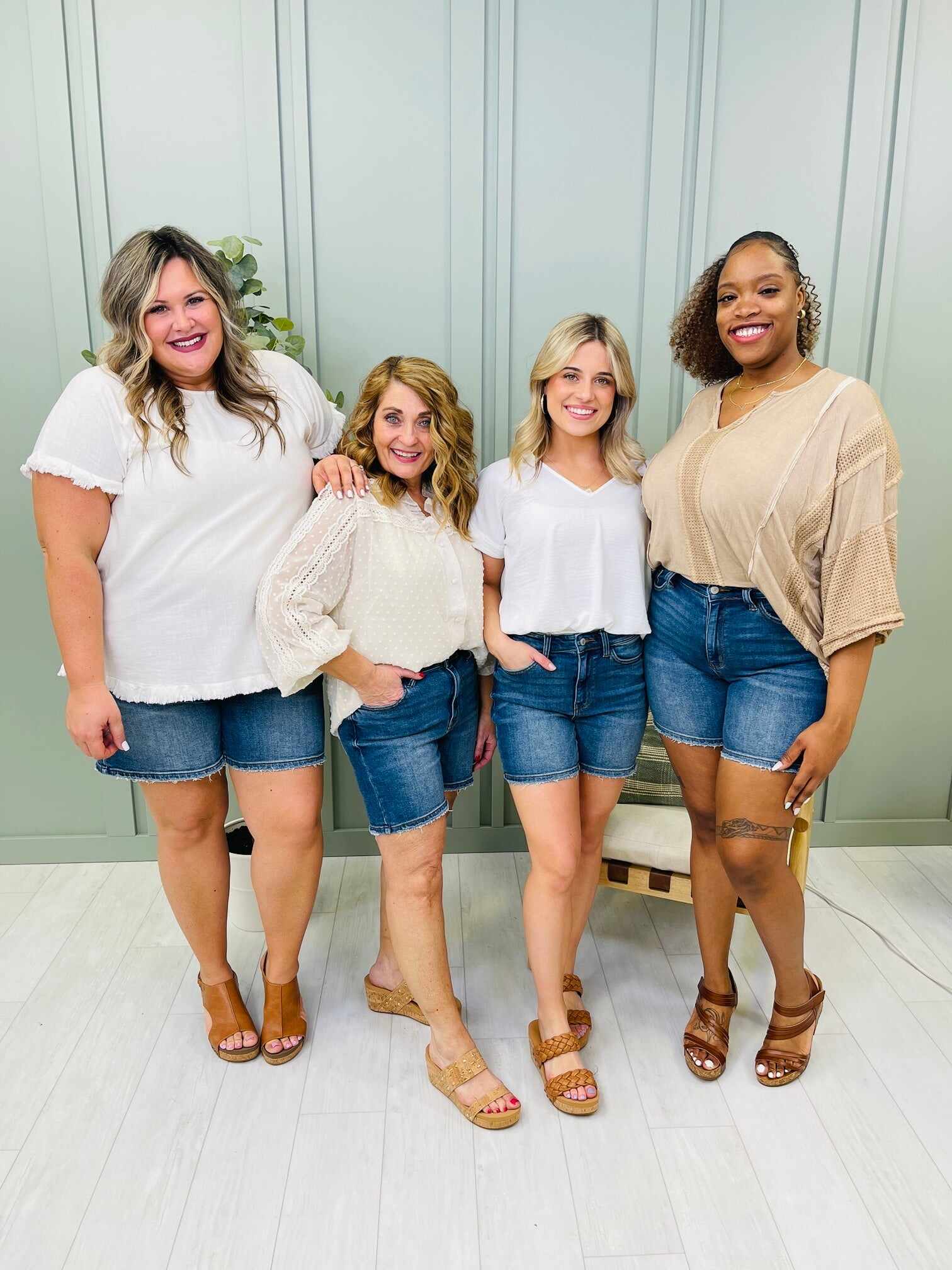 REG/CURVY In The Middle Mid Thigh Shorts