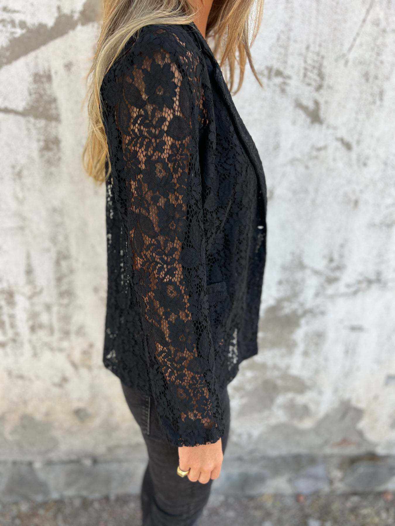 Blazer made of continuous lace mesh