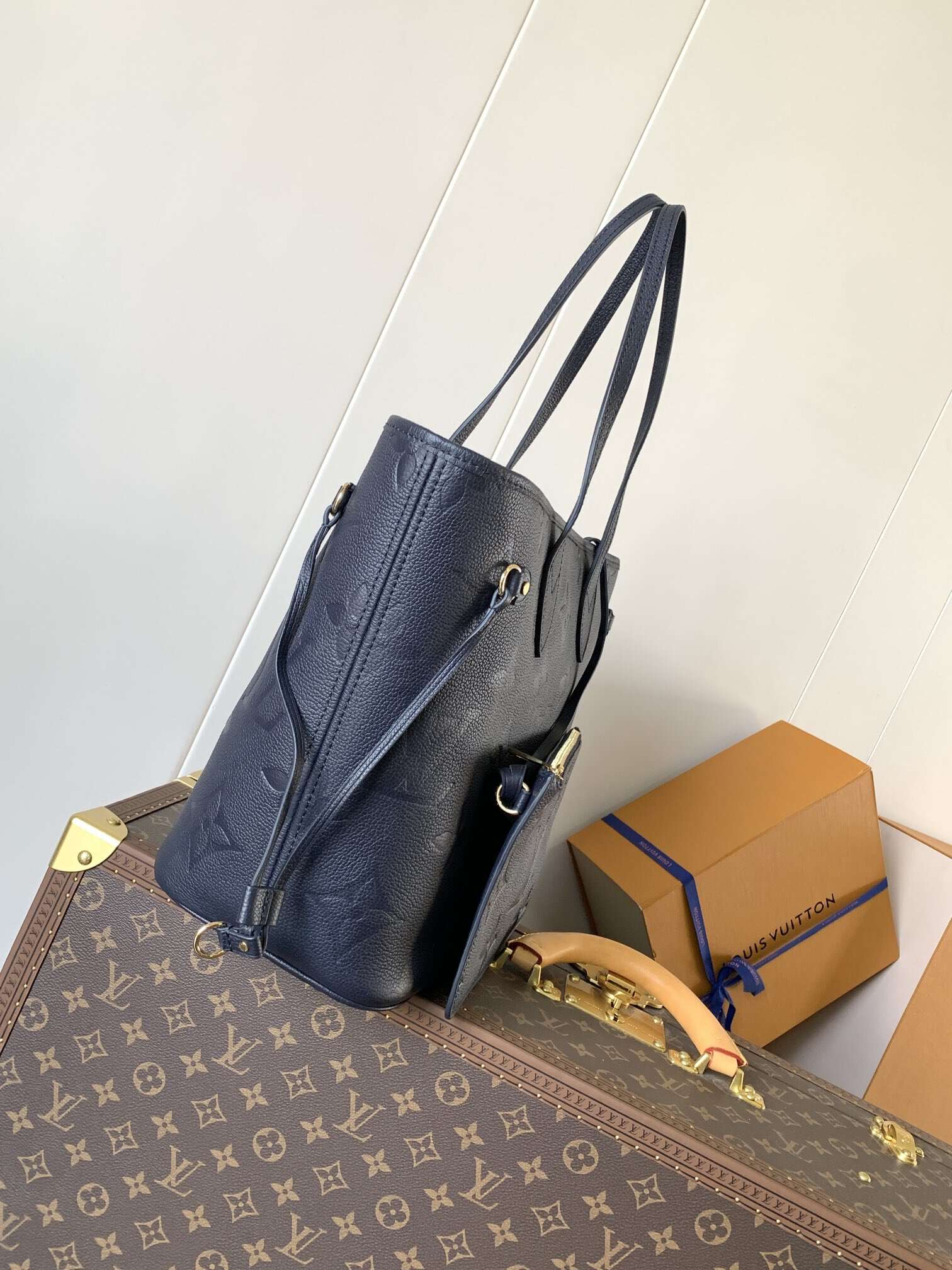 The Neverfull MM shopping bag M45685 Black with chips