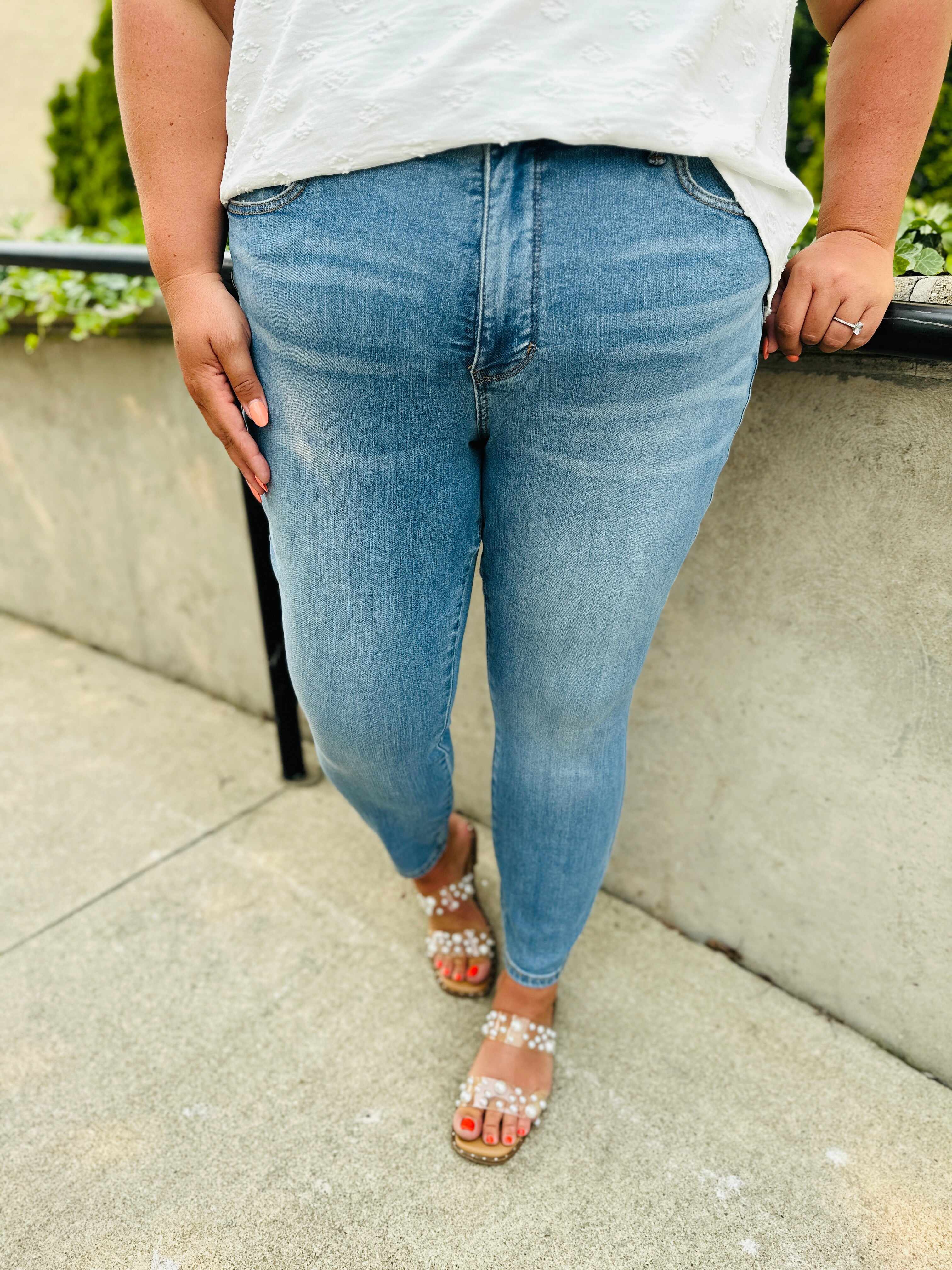 Tummy Control and Butt Lifting REG/CURVY Triple Threat Skinny Jeans