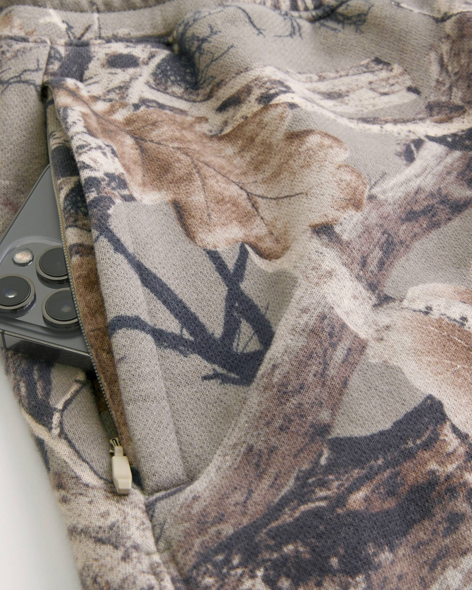 Mid-Thigh Camo Loose Fleece Shorts