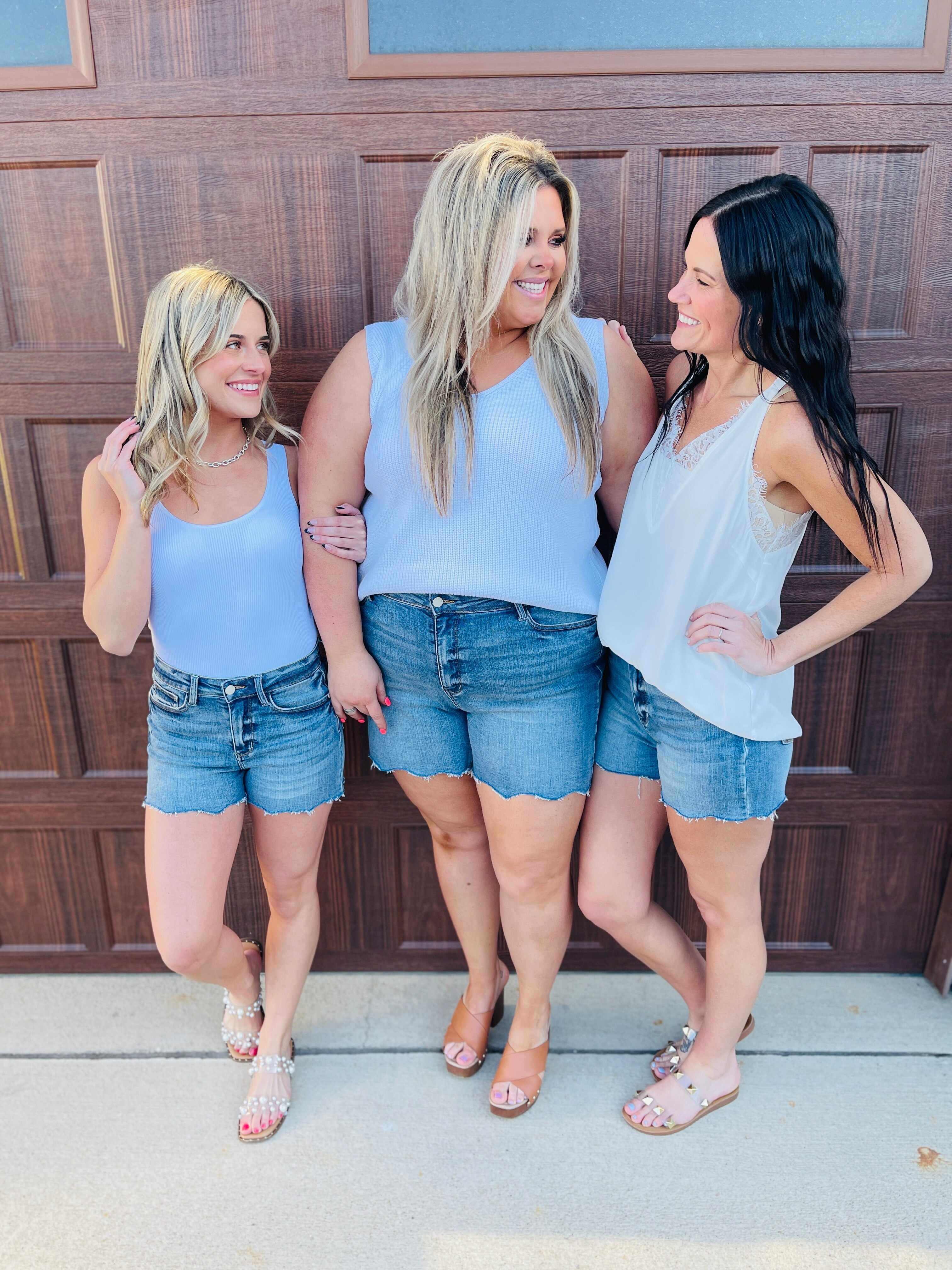 REG/CURVY Fun in the Sun Scallop Fray Hem Shorts