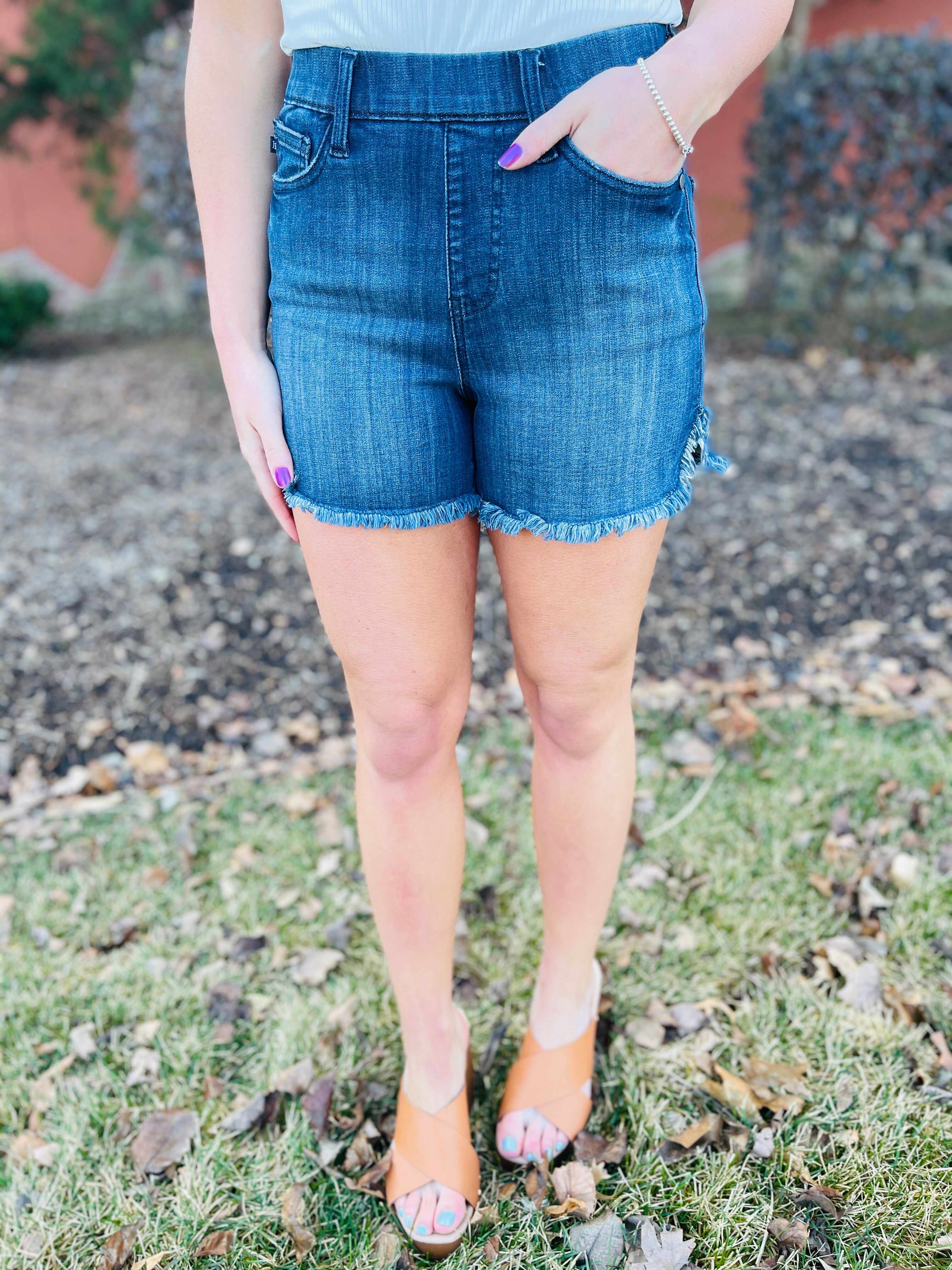 REG/CURVY Pull A Fast One Pull On Mid Thigh Shorts