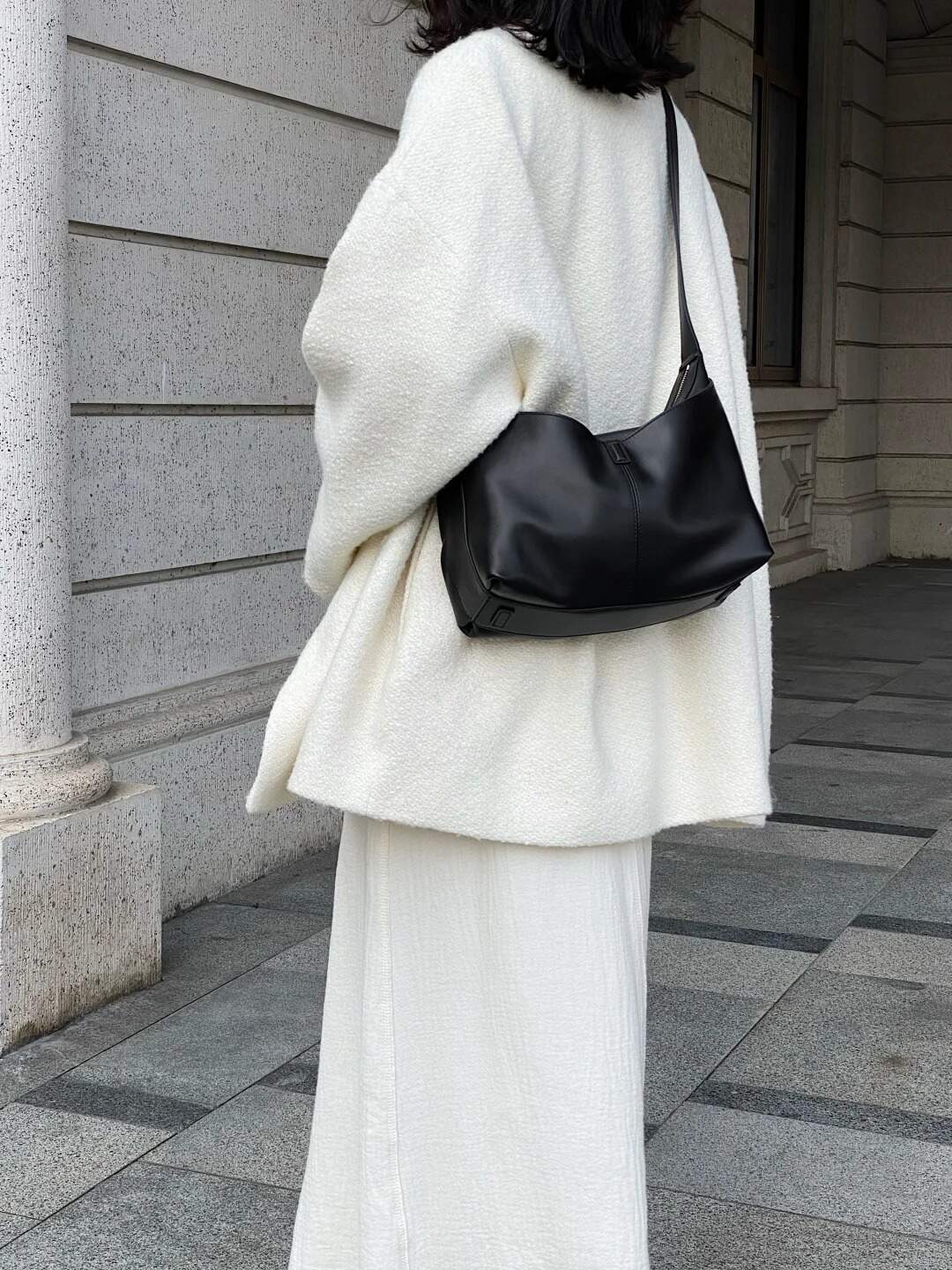 Chain bag with fashionable design