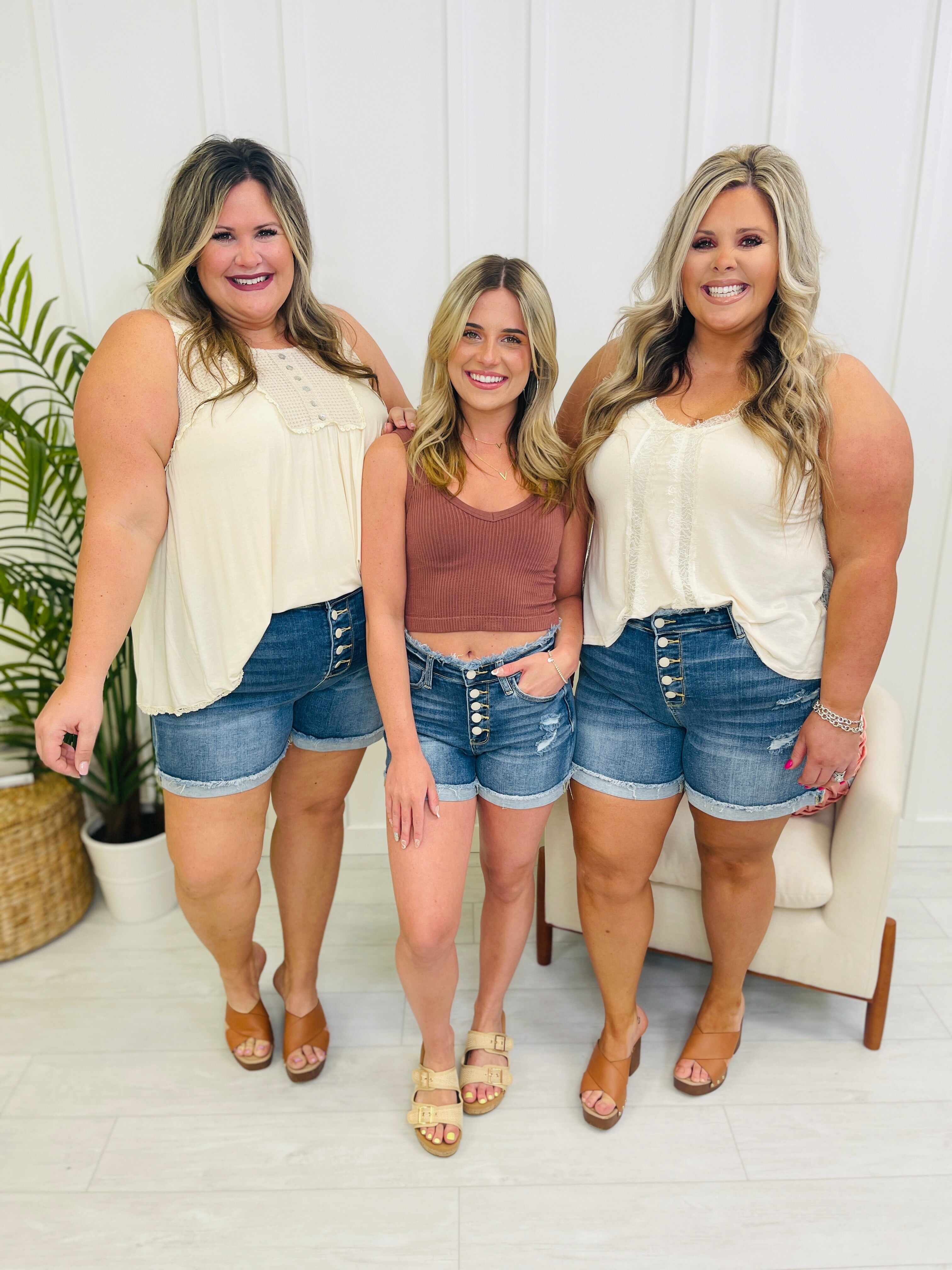 REG/CURVY Fray It Right Shorts