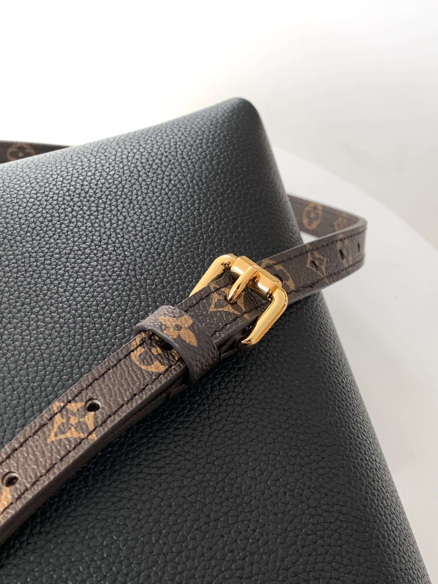 The Multipass handbag in M28029 apricot with chips