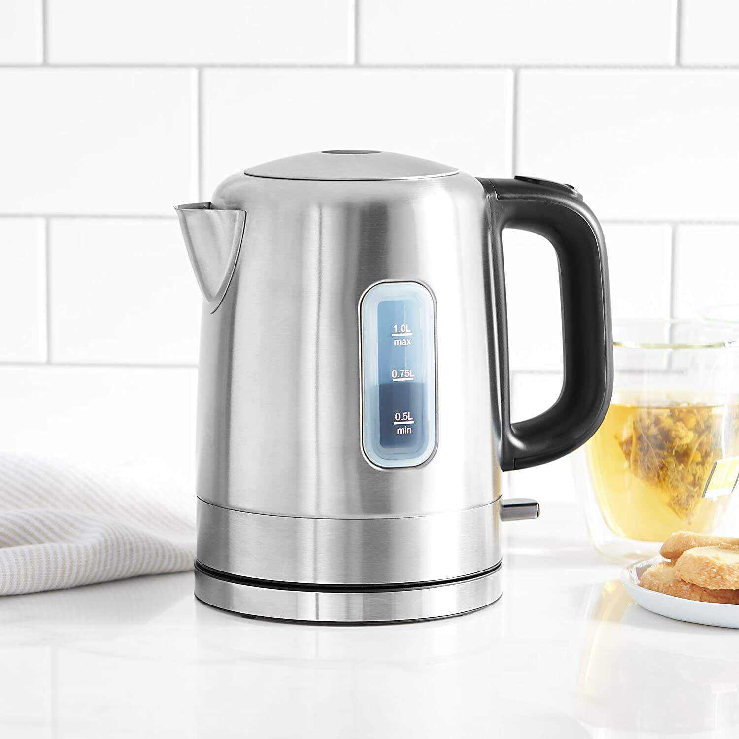 Amazon Basics Electric Glass and Steel Hot Tea Water Kettle, 1.7-Liter, Black and Sliver