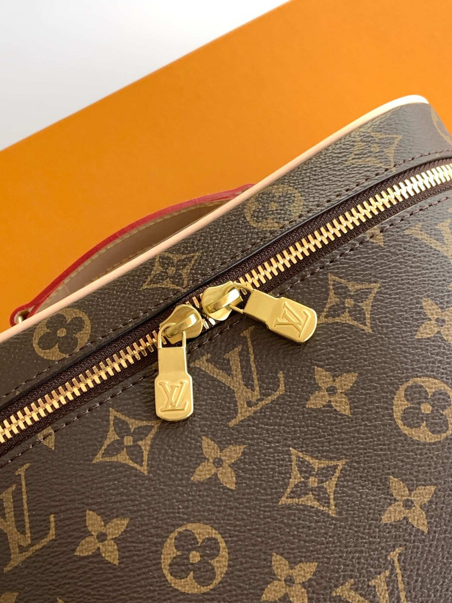 LOUIS VUITION NICE makeup bag with chips