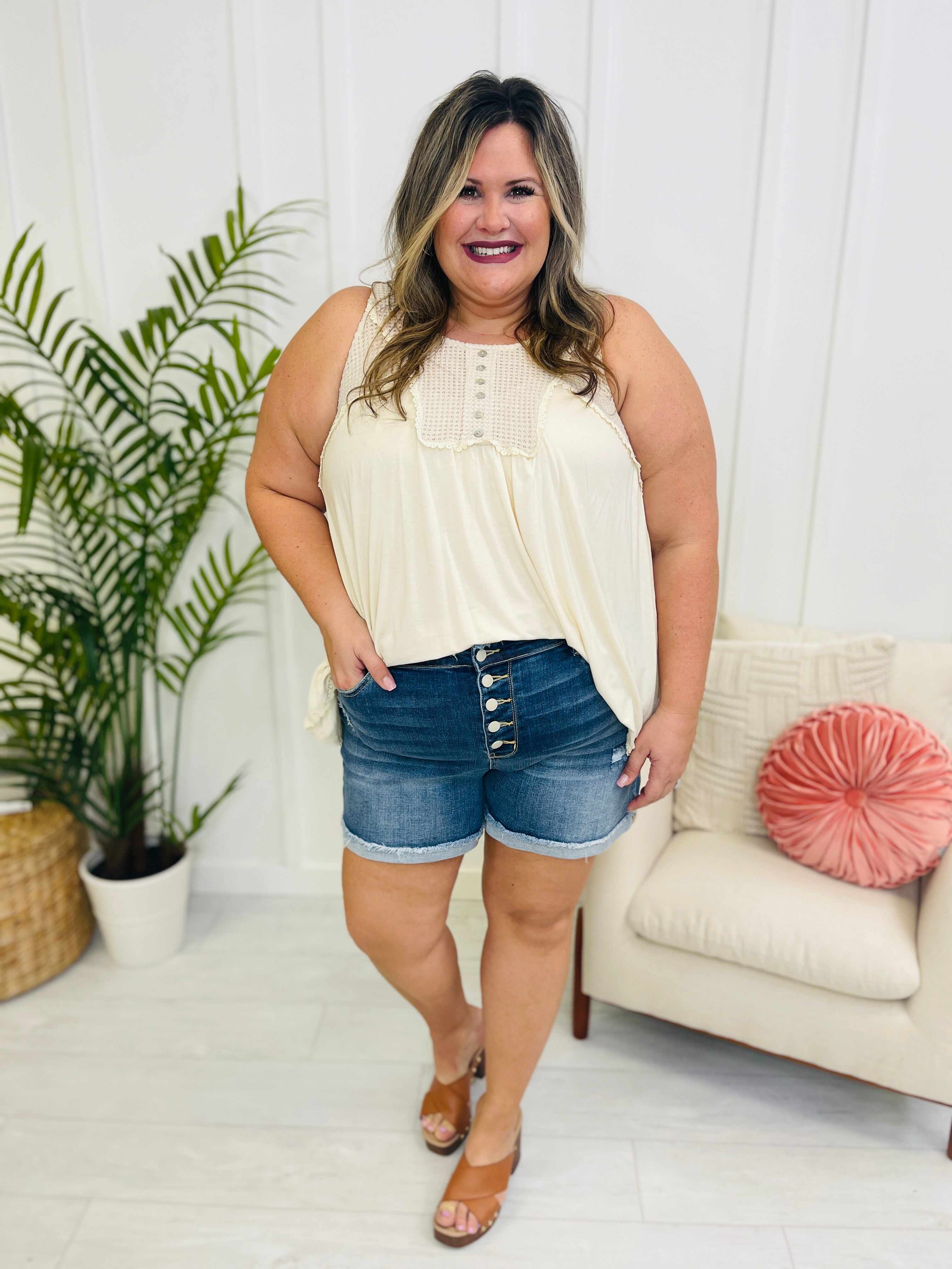 REG/CURVY Fray It Right Shorts