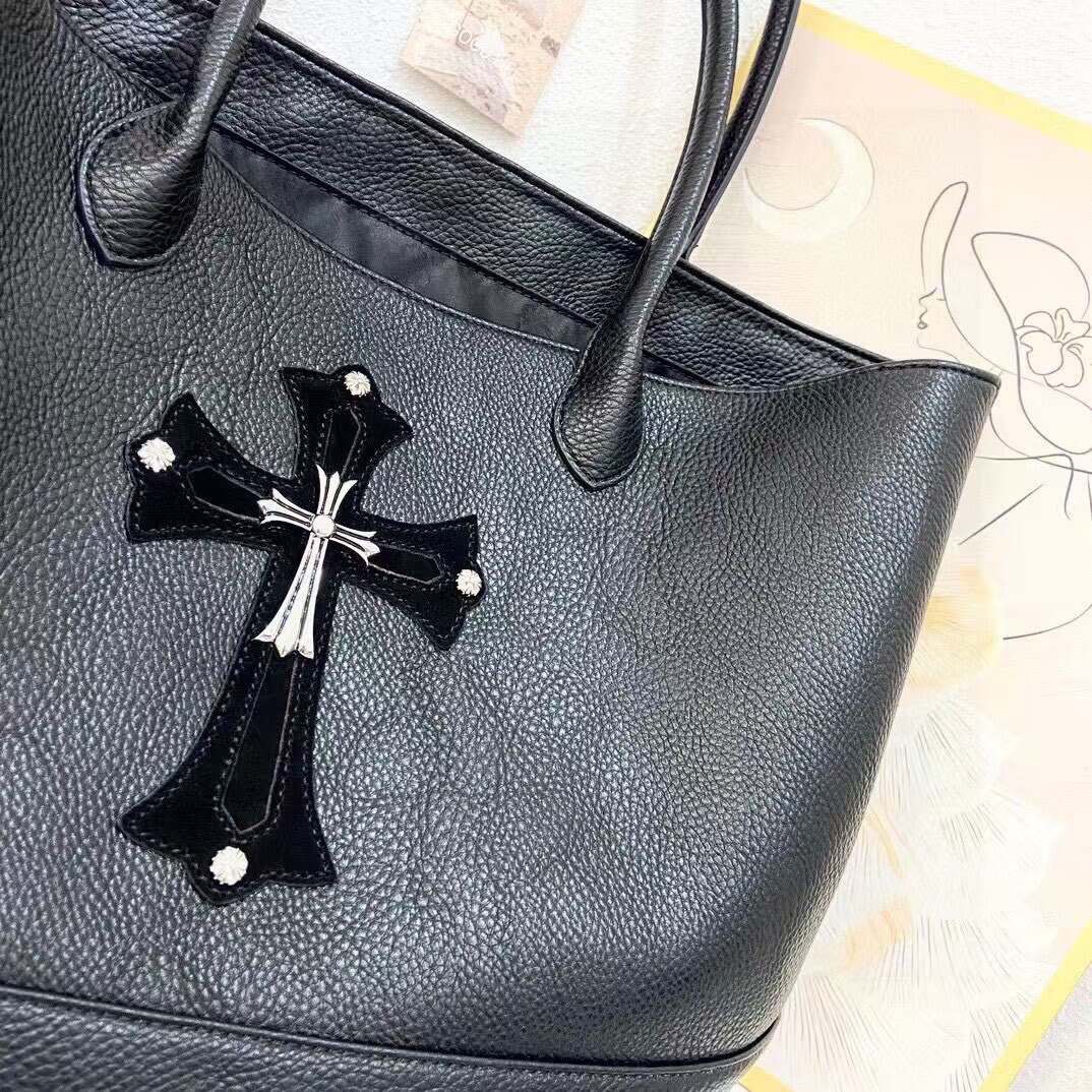Oversized Tote Bag with Cross Motif Hardware – Large Capacity Leather-Look Shoulder Bag with Jacquard Lining