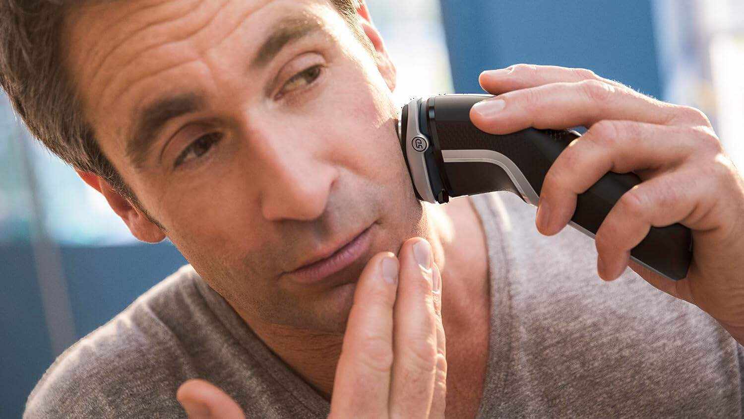 Philips Norelco Shaver 3800, Rechargeable Wet & Dry Shaver with Pop-up Trimmer, Charging Stand and Storage Pouch, Space Gray, S3311/85