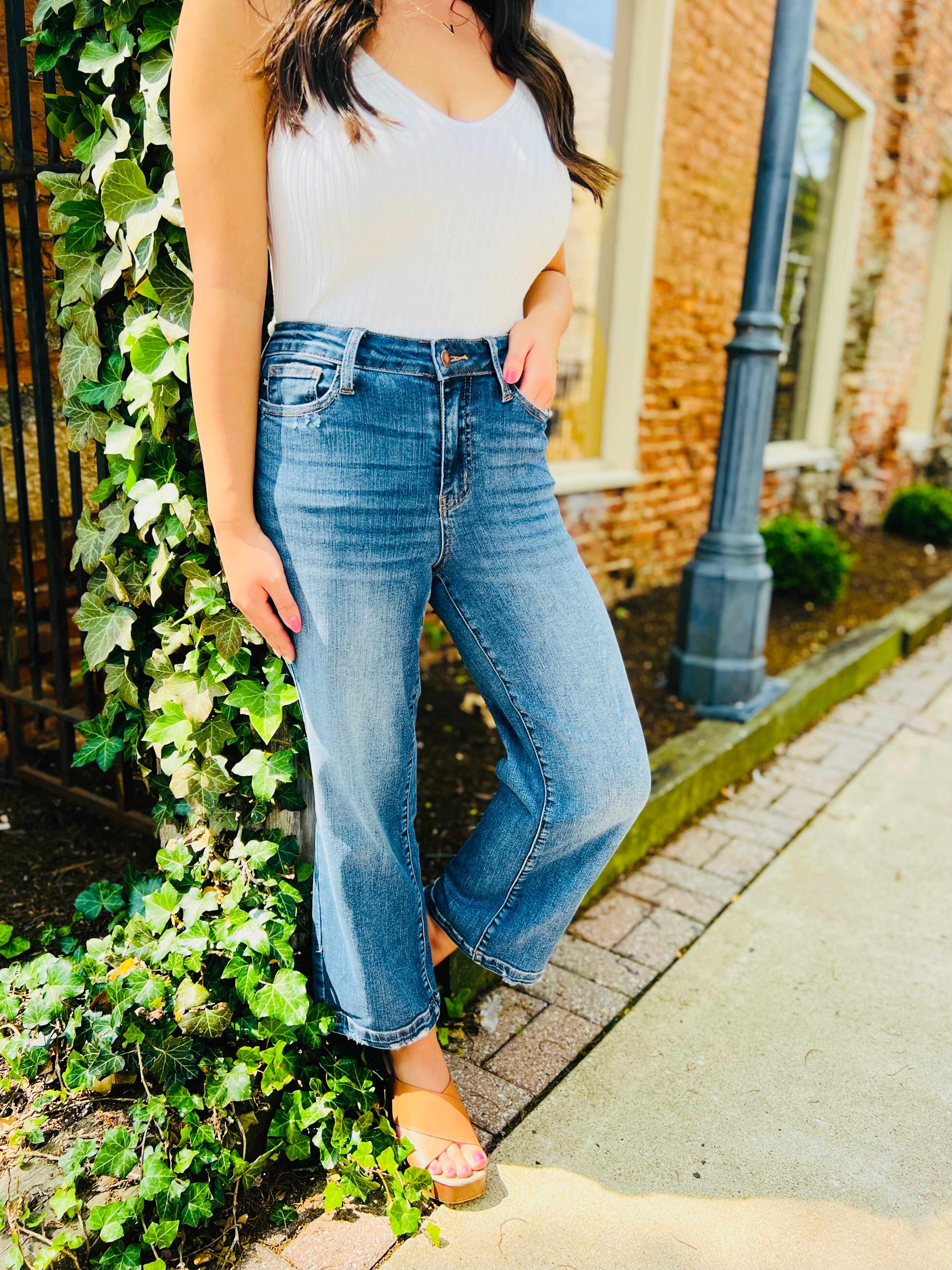 REG/CURVY Wide Eyed Cropped Wide Leg Jeans