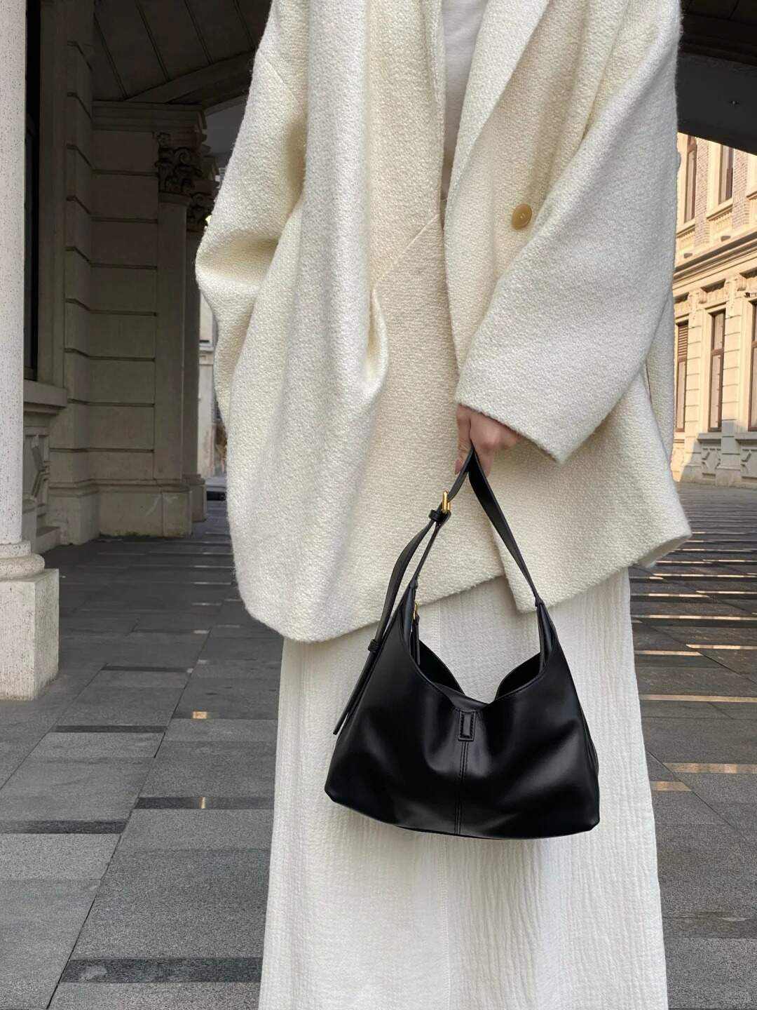 L Capusines BB handbag shoulder bag with chain