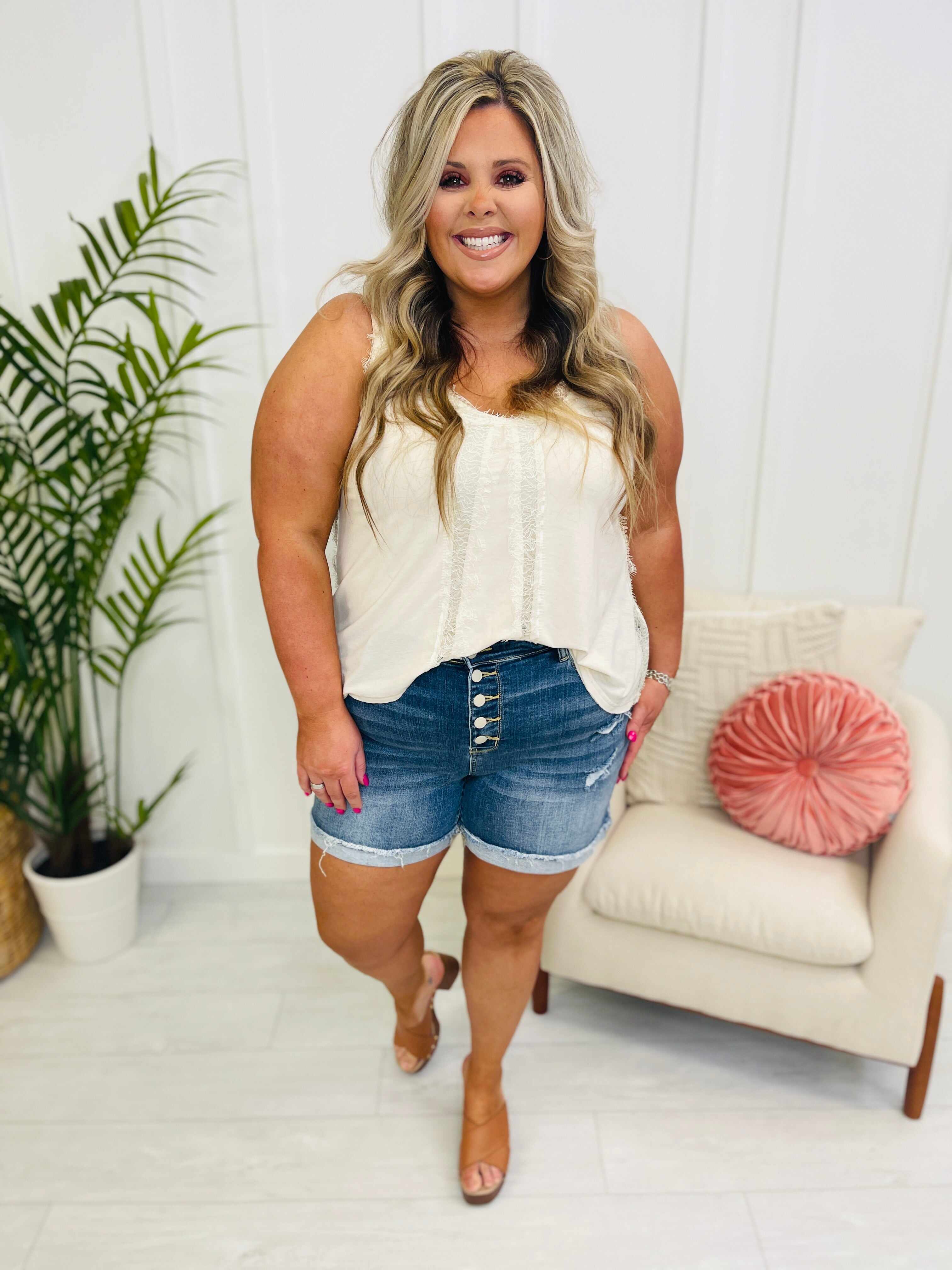 REG/CURVY Fray It Right Shorts