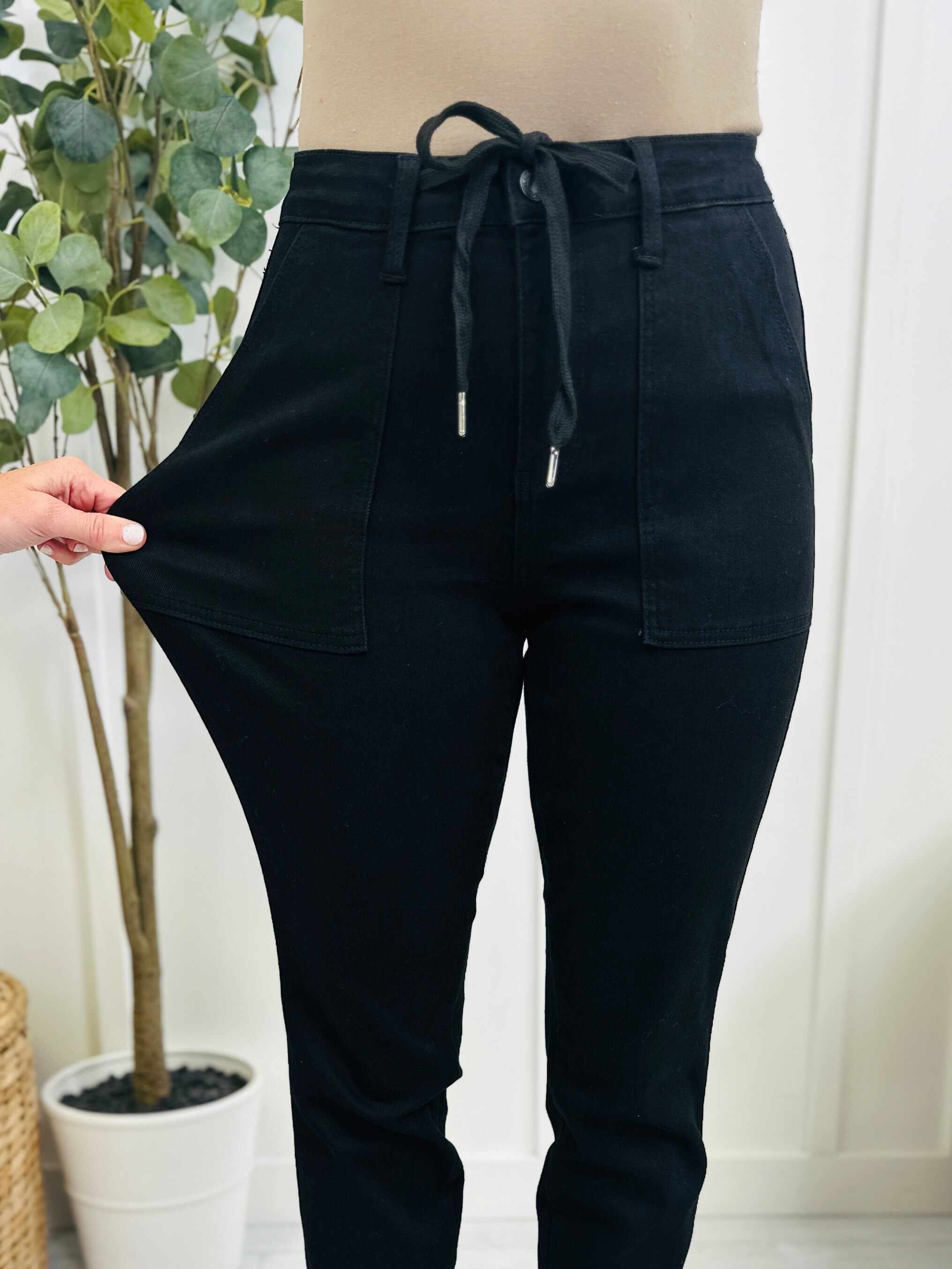 REG/CURVY Gotta Jet Black Cuffed Denim Jogger