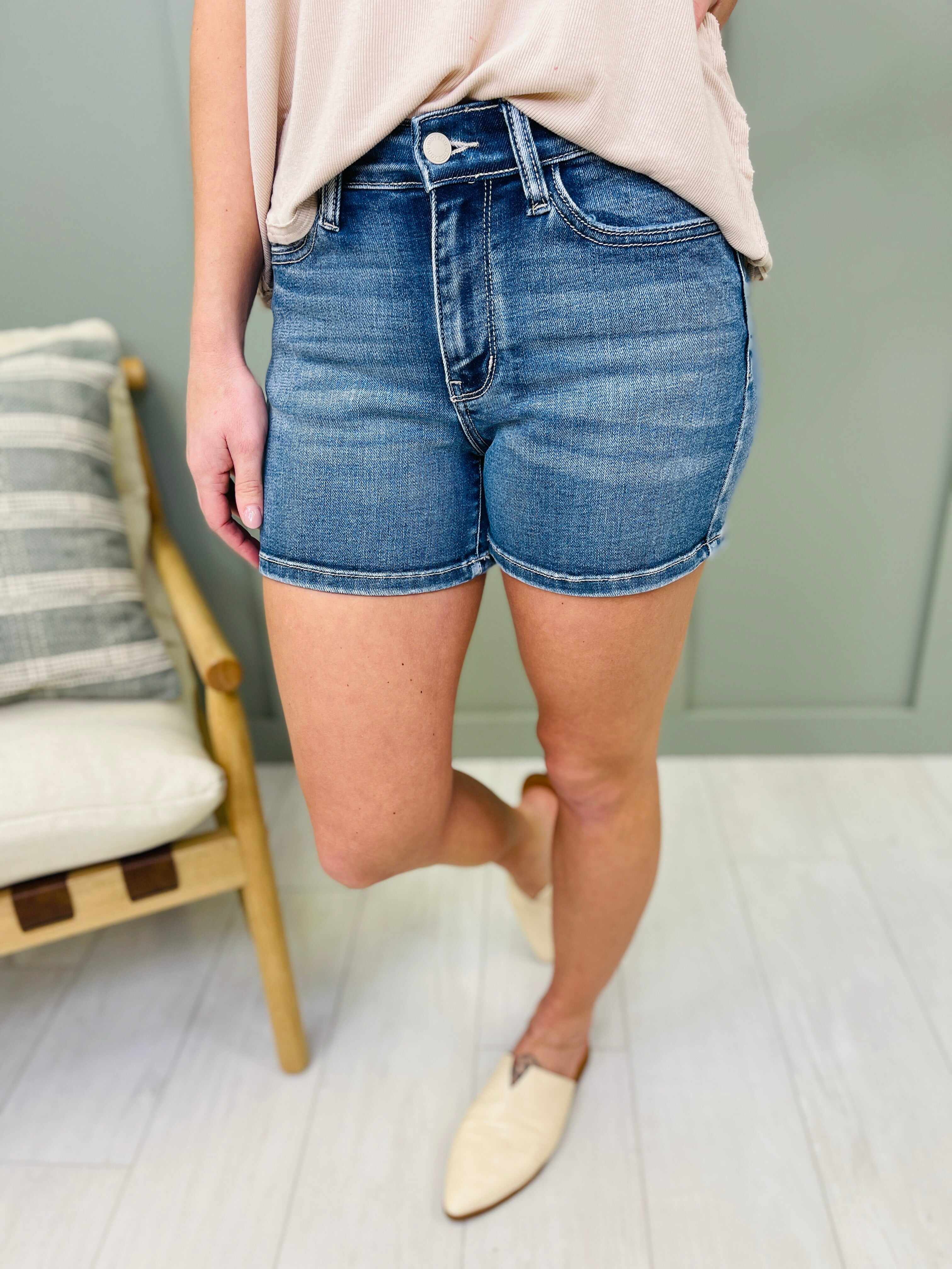 REG/CURVY Made You Look Shorts