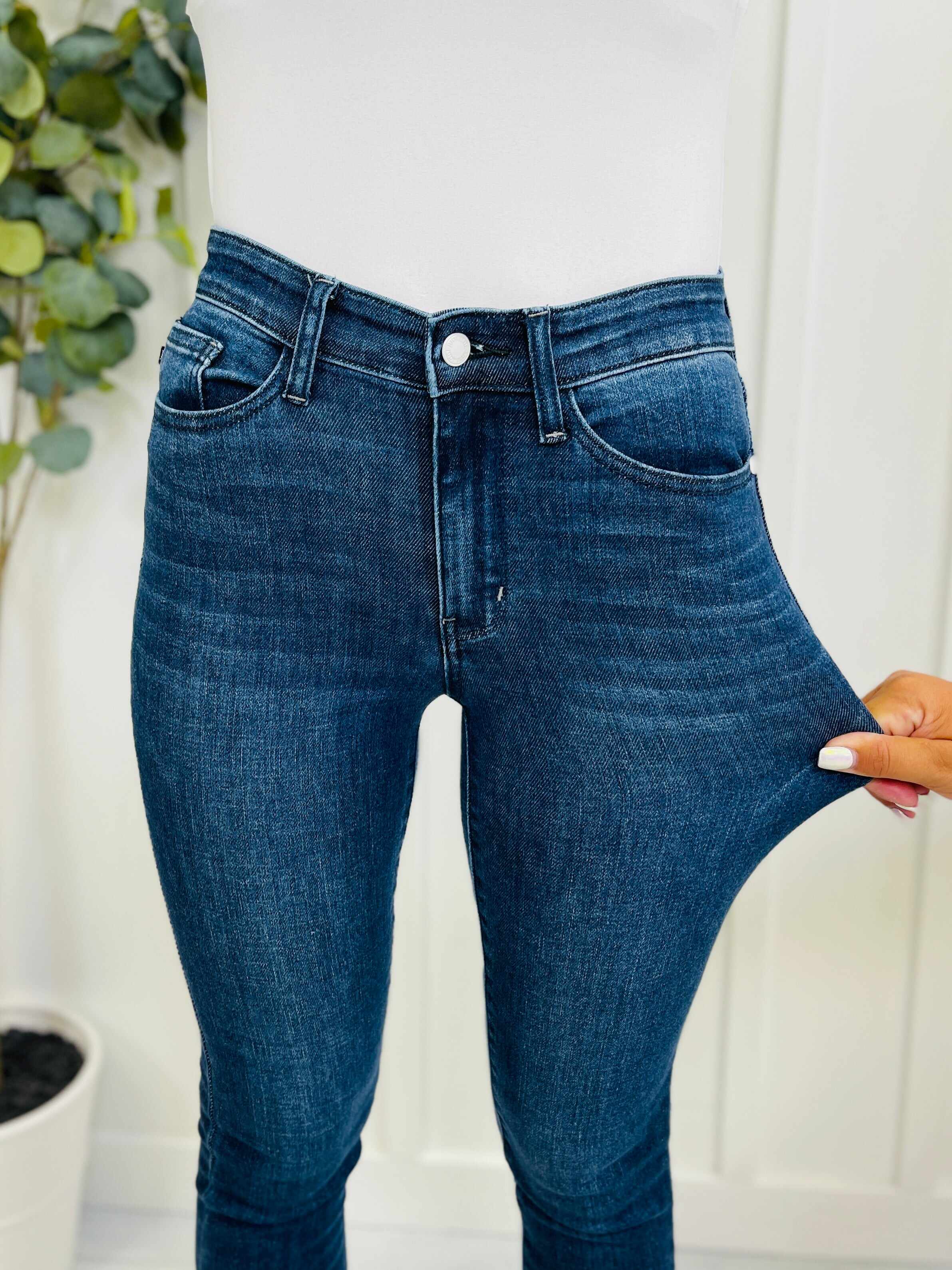 REG/CURVY Mid Rise Classic and Classy Skinny Jeans