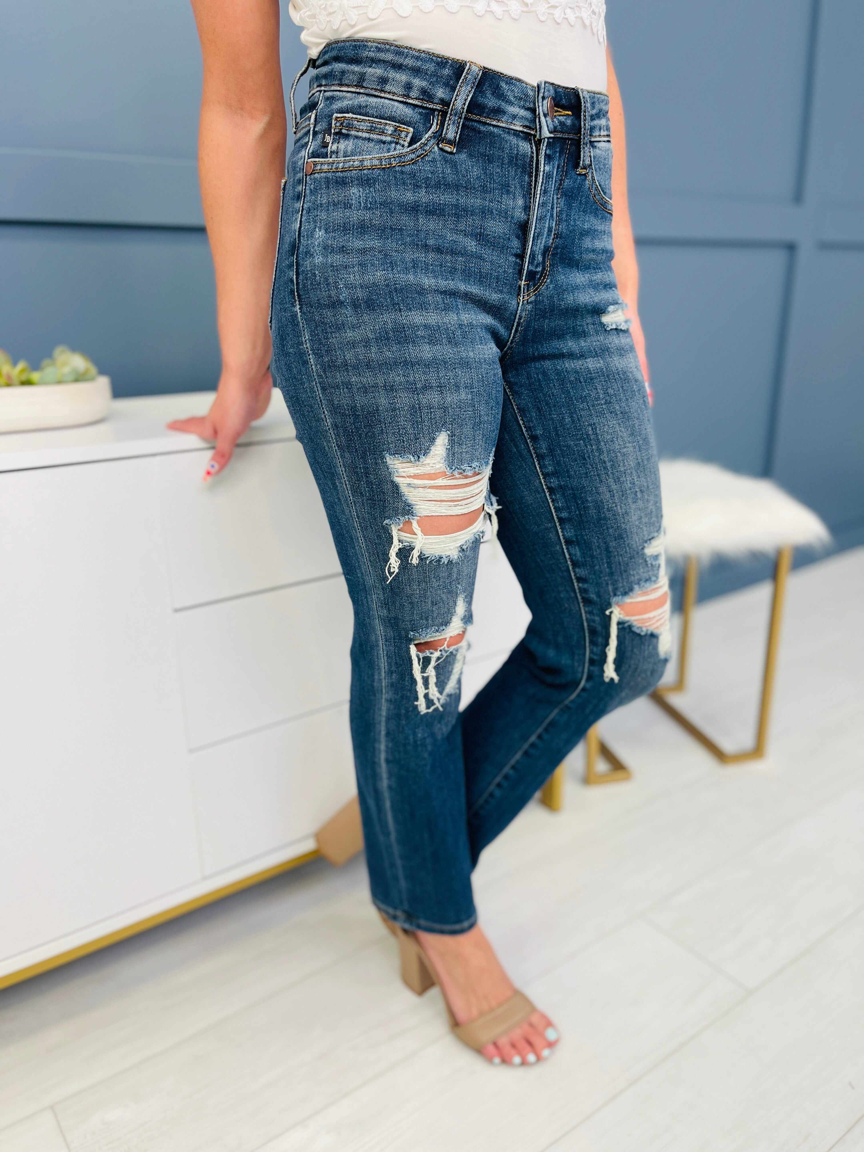 REG/CURVY Crop and Stare Straight Jeans