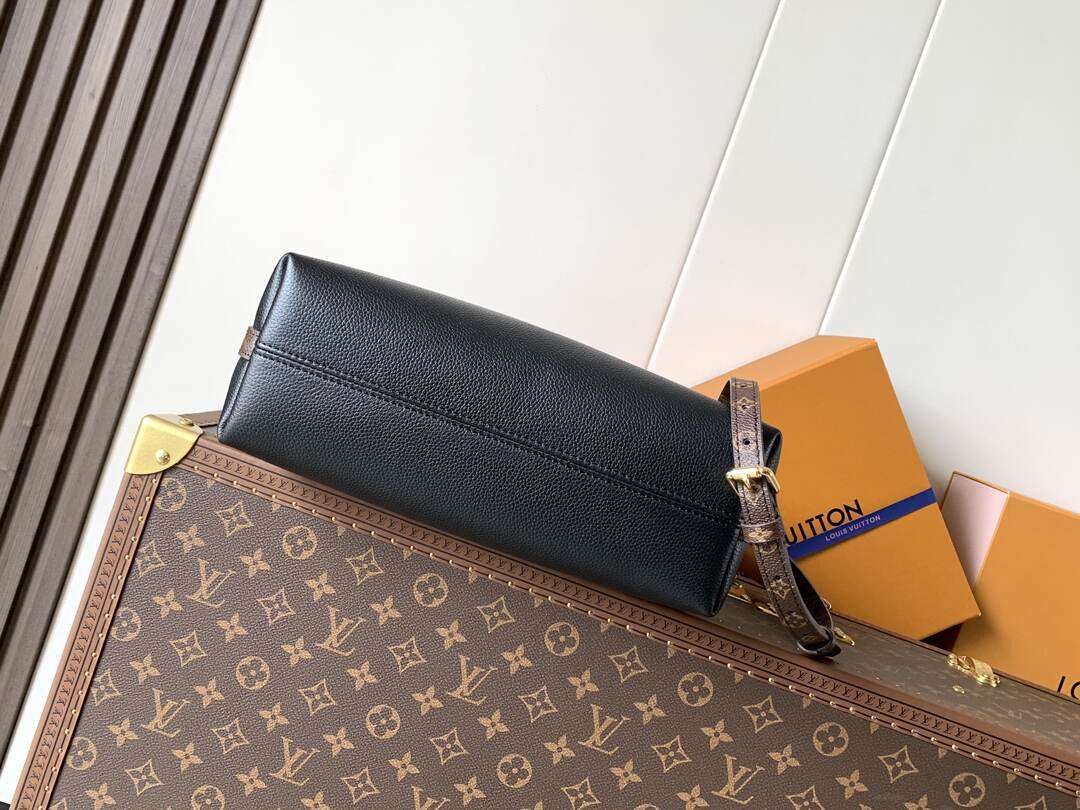 The Multipass handbag in M28029 apricot with chips
