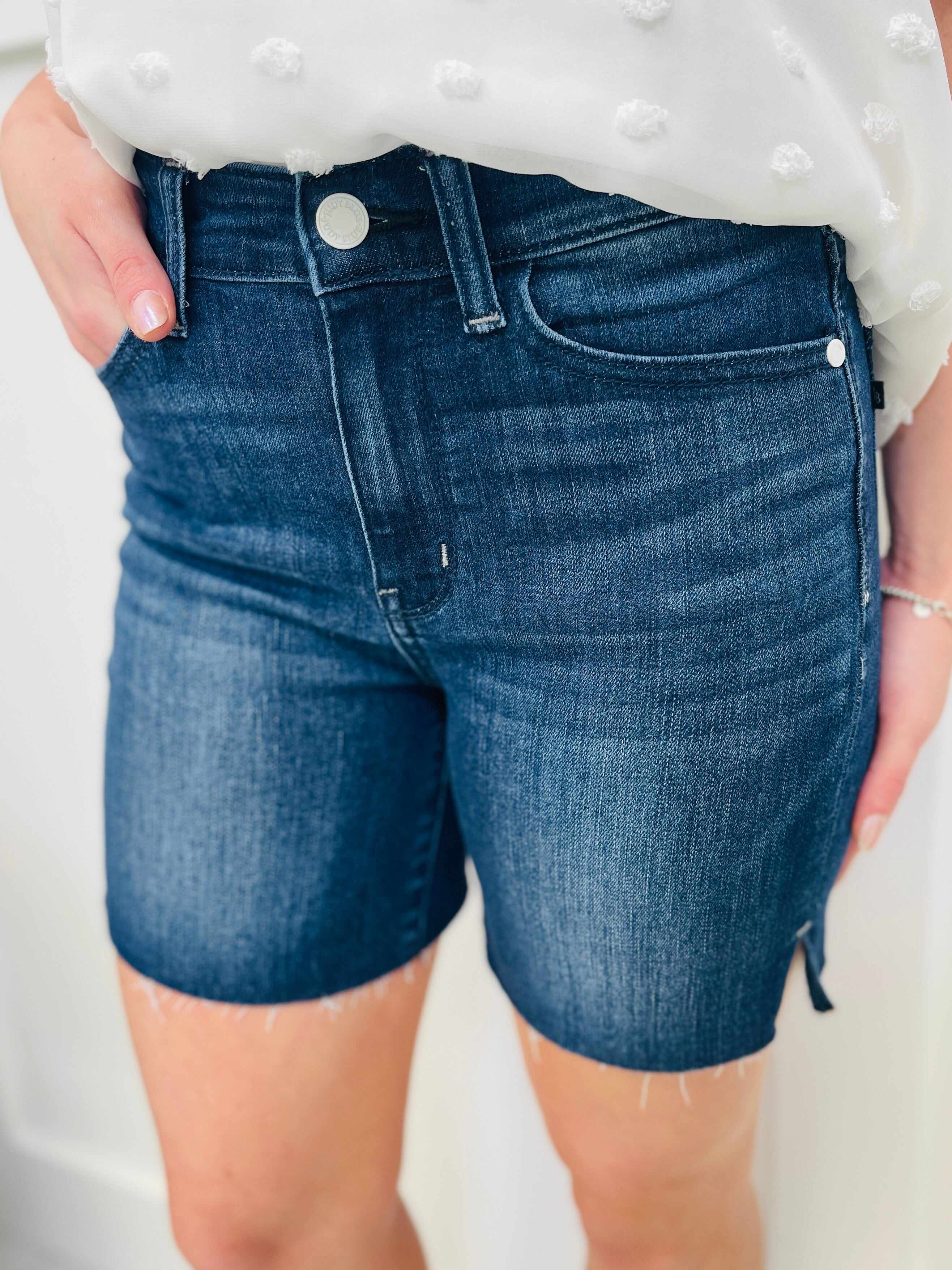 REG/CURVY Stretch This Way Mid Thigh Shorts