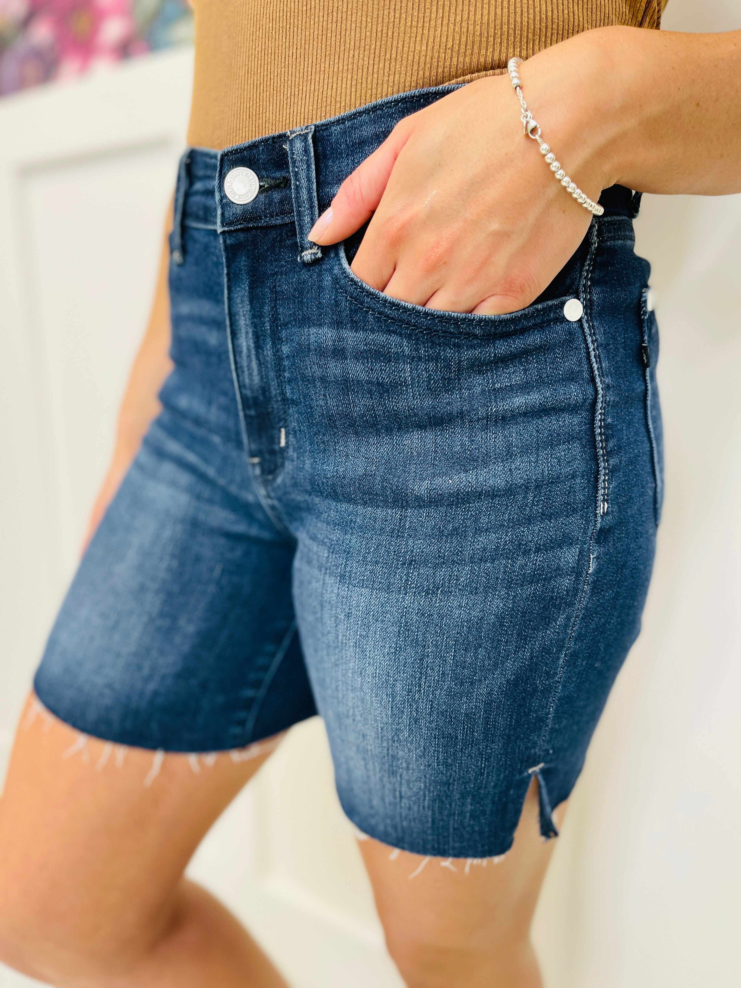 REG/CURVY Stretch This Way Mid Thigh Shorts
