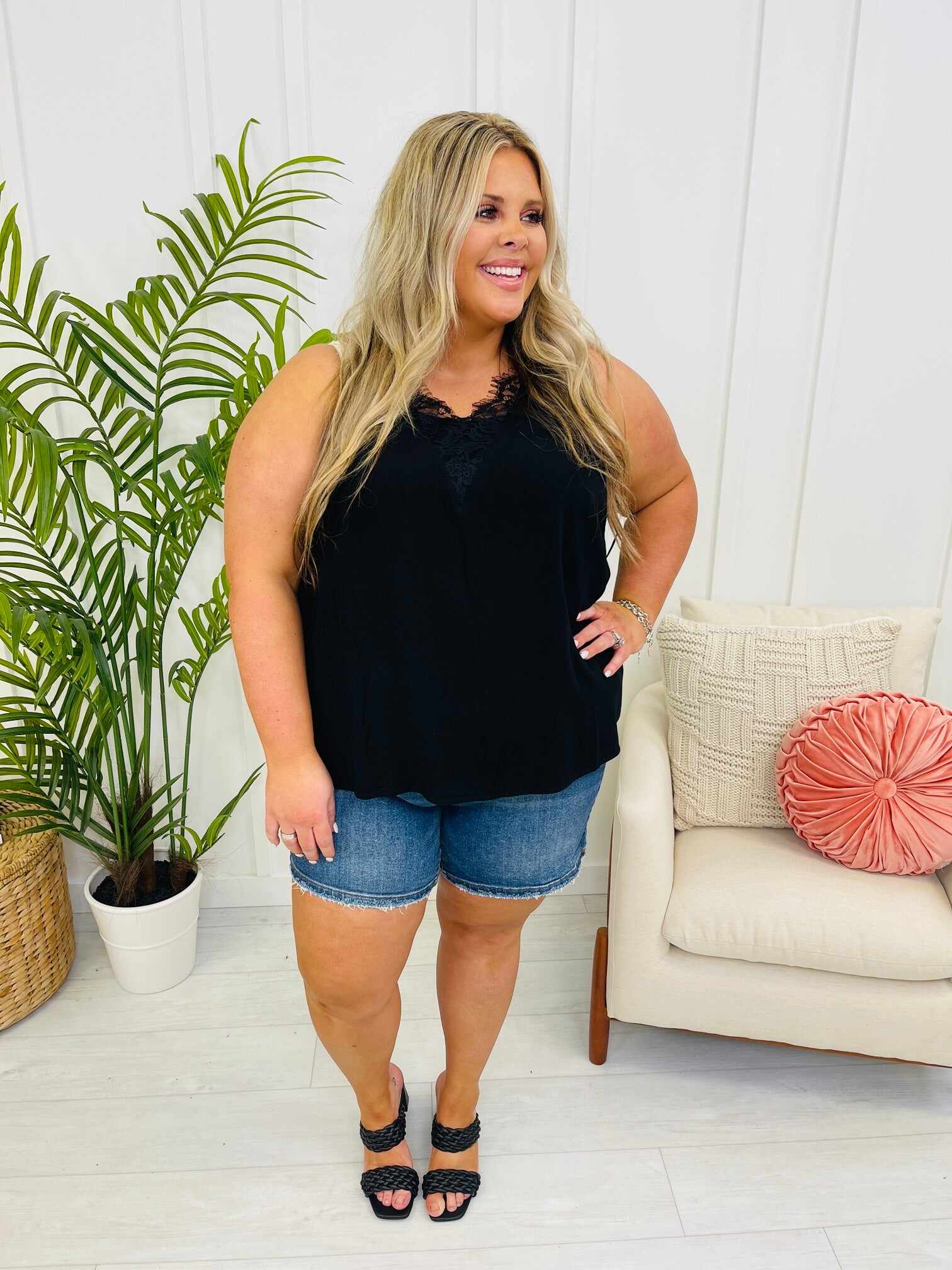 REG/CURVY In The Middle Mid Thigh Shorts