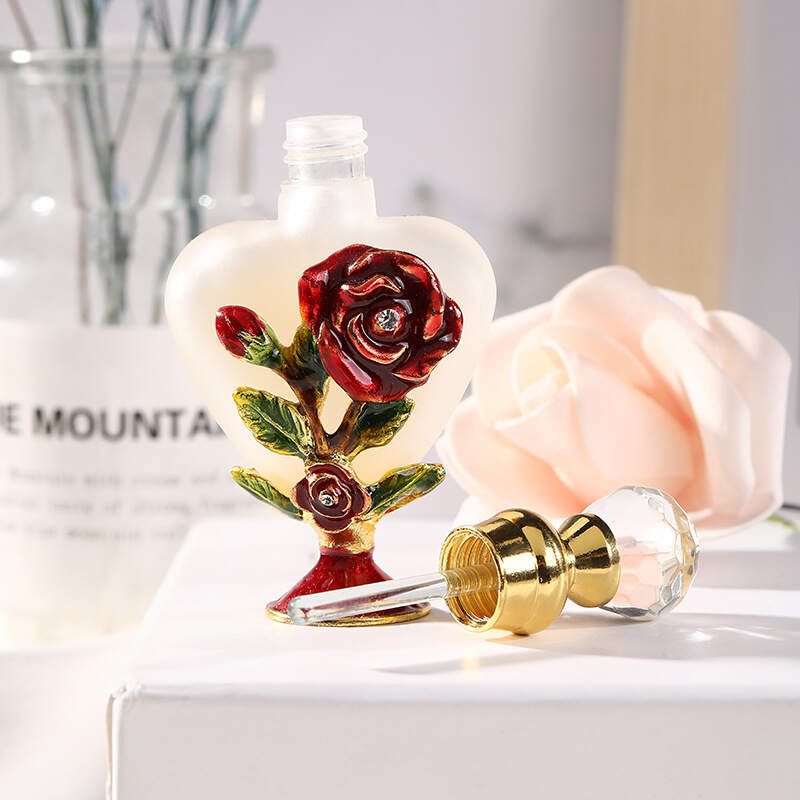 Three-dimensional rose flower enamel-colored large heart-shaped 10ml perfume bottle with classic and elegant exquisite relief design