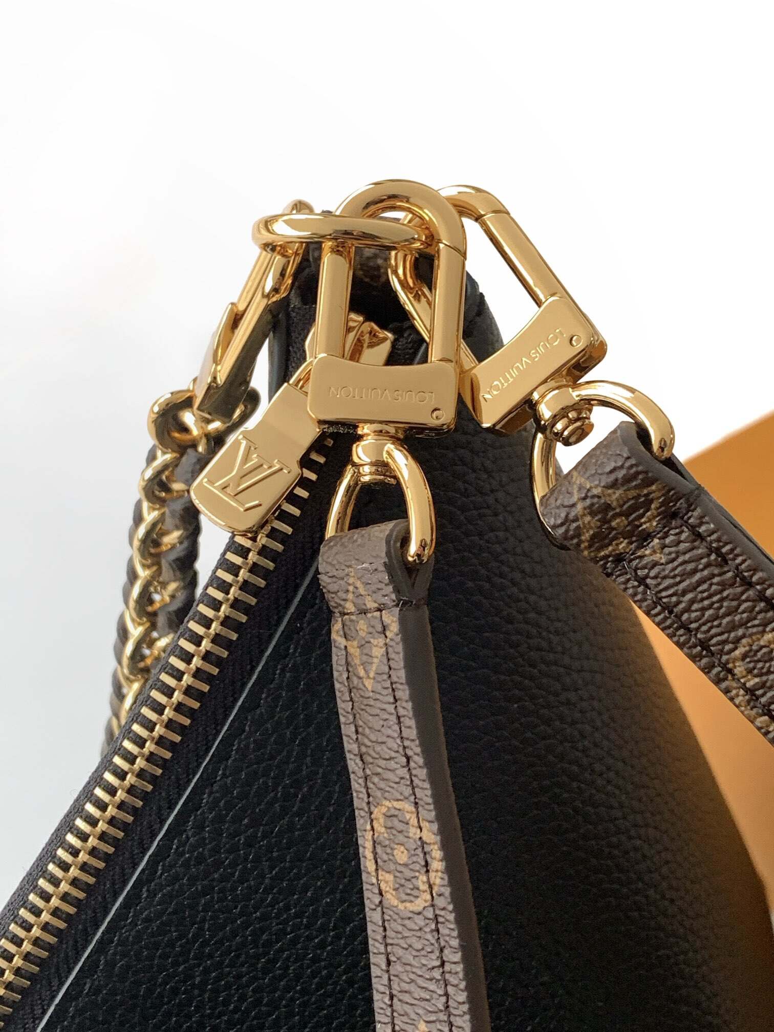 The Multipass handbag in M28029 apricot with chips