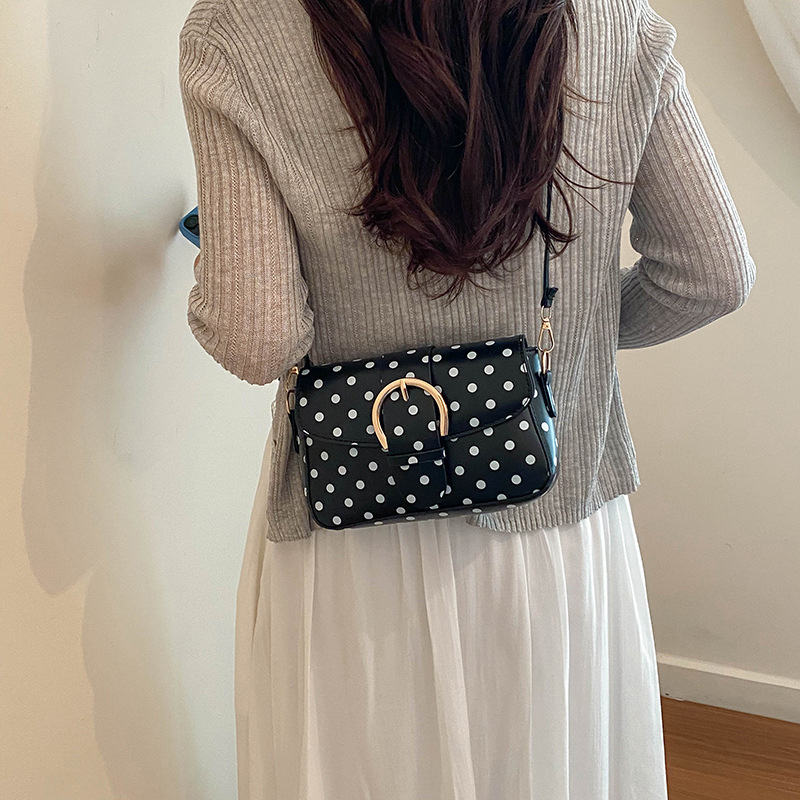 High end handbag for women in the summer of 2026, new commuter armpit bag, fashionable, simple and niche design, single shoulder crossbody bag