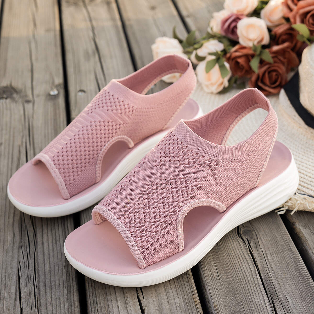 New style women's sandals - trendy 2026 fashion, breathable soft sole, suitable for summer casual wear, women's beach shoes